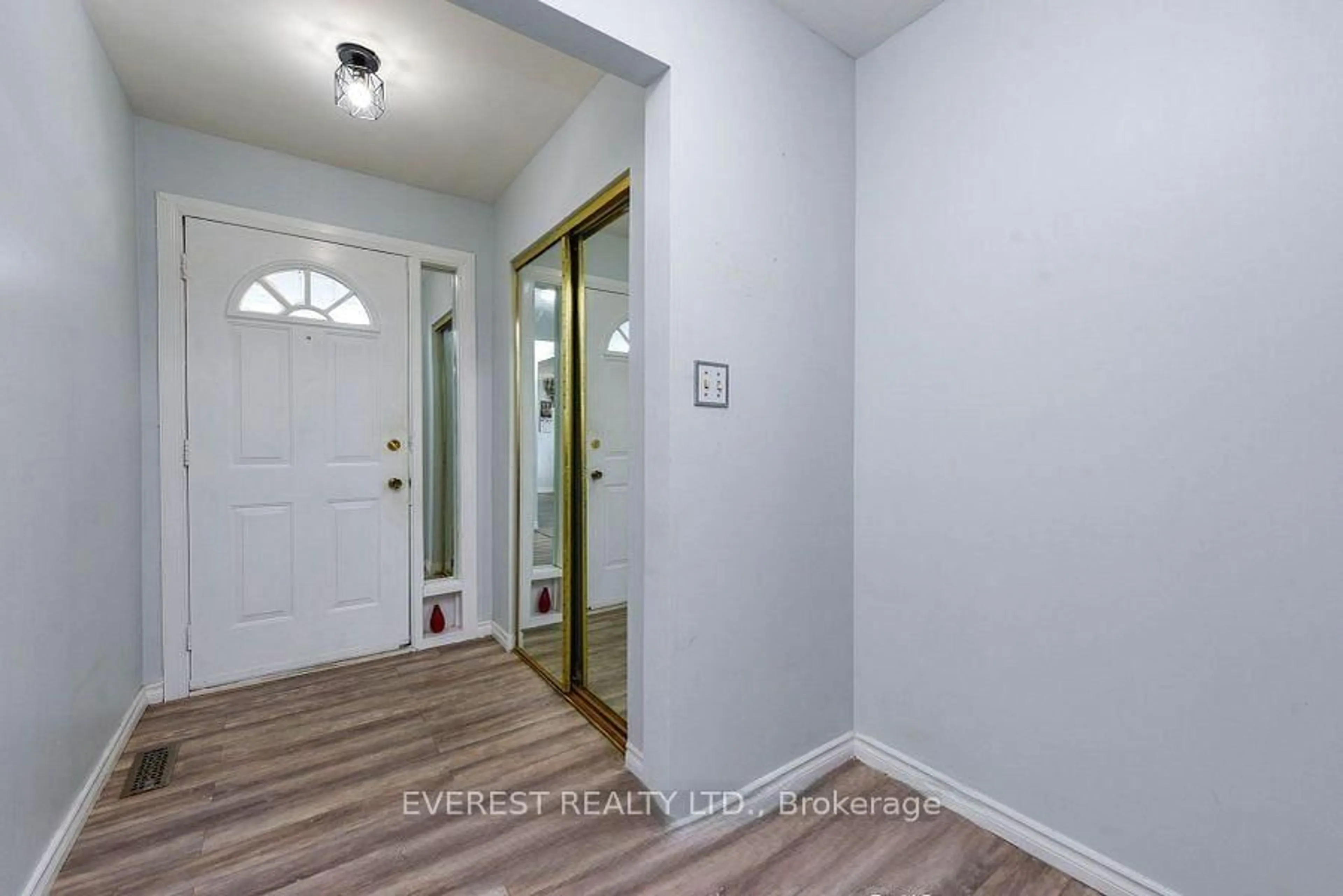 Indoor entryway for 7549 Catalpa Rd, Mississauga Ontario L4T 2T2