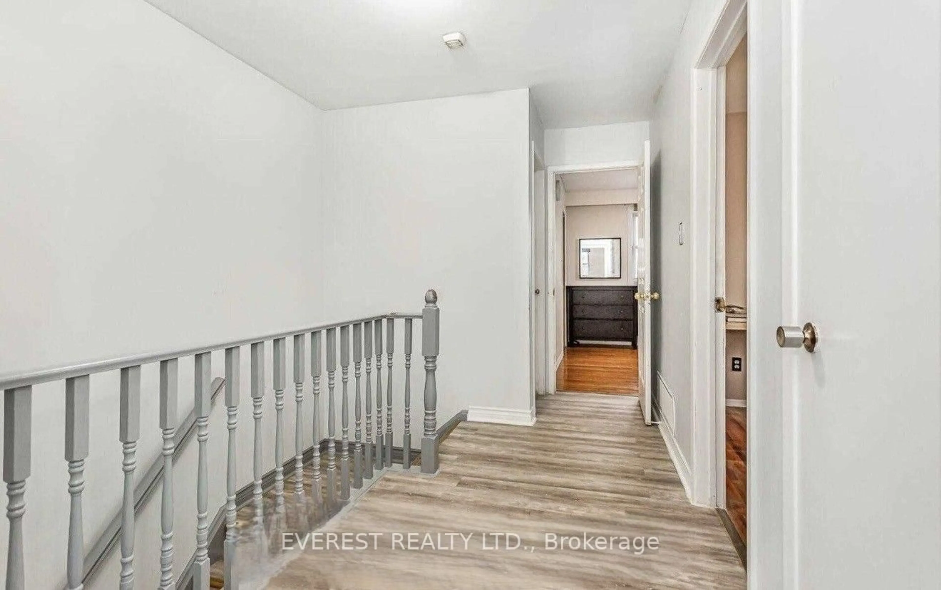 Indoor entryway for 7549 Catalpa Rd, Mississauga Ontario L4T 2T2