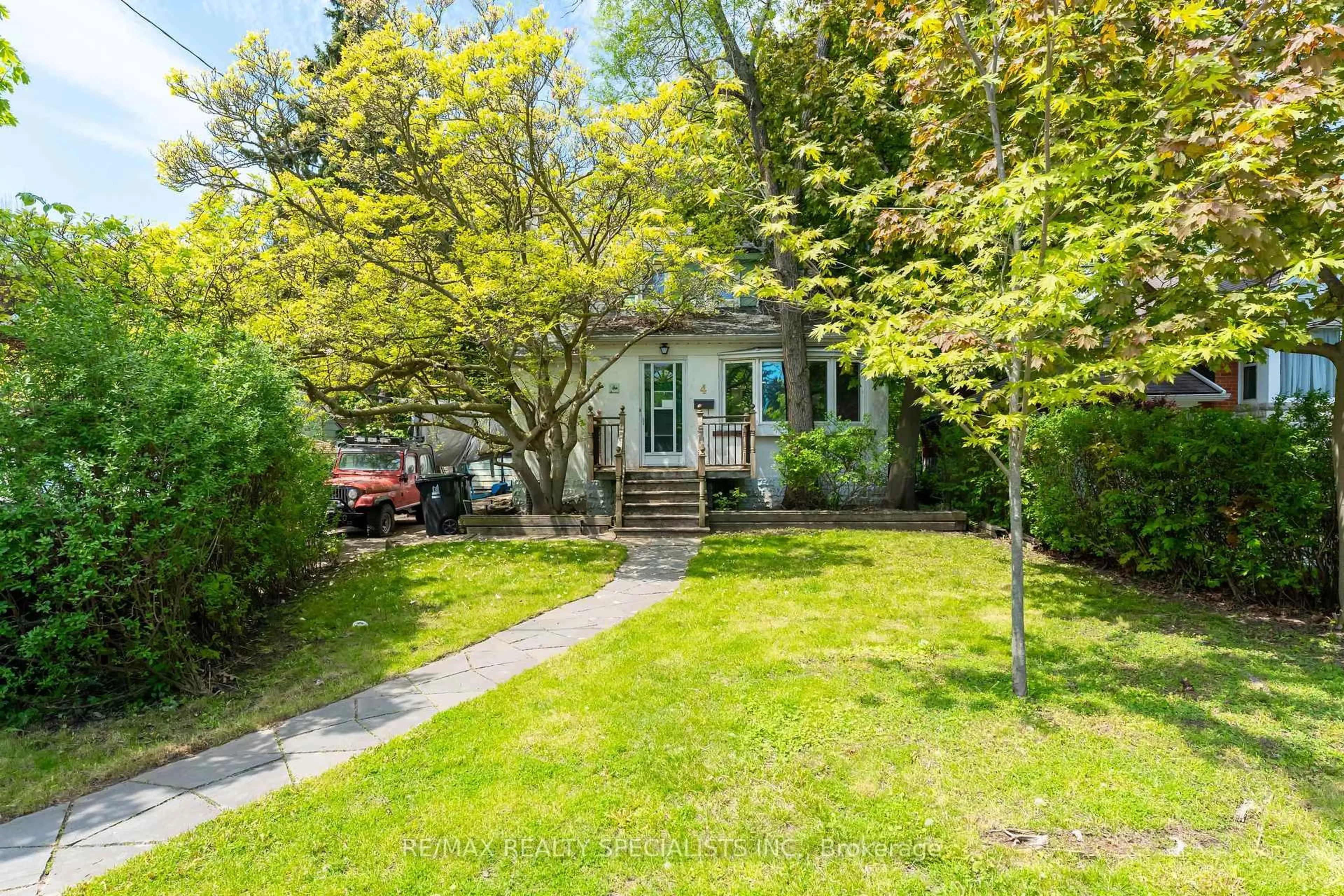 A pic from outside/outdoor area/front of a property/back of a property/a pic from drone, street for 4 Elton Cres, Toronto Ontario M8W 2X8