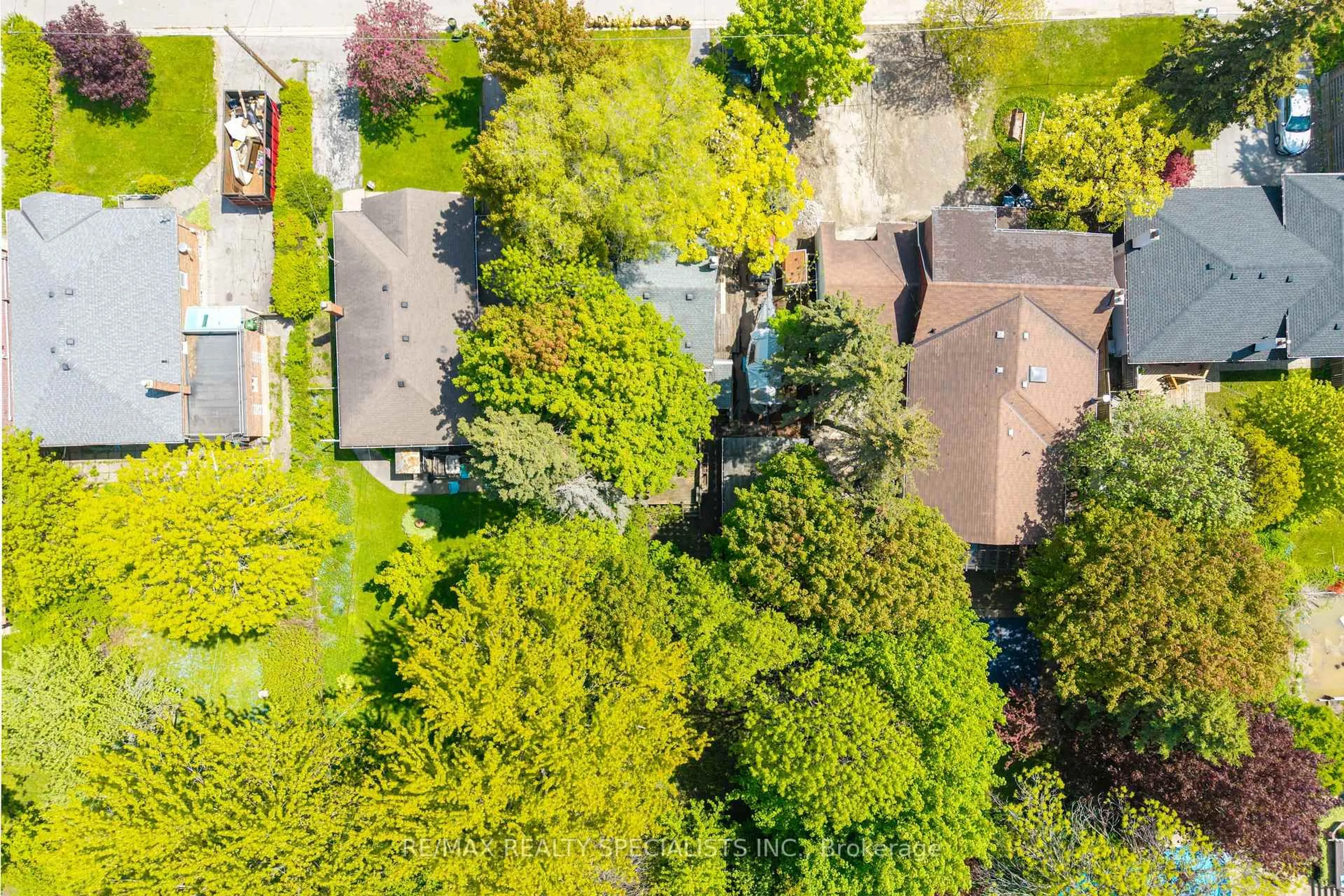 A pic from outside/outdoor area/front of a property/back of a property/a pic from drone, street for 4 Elton Cres, Toronto Ontario M8W 2X8