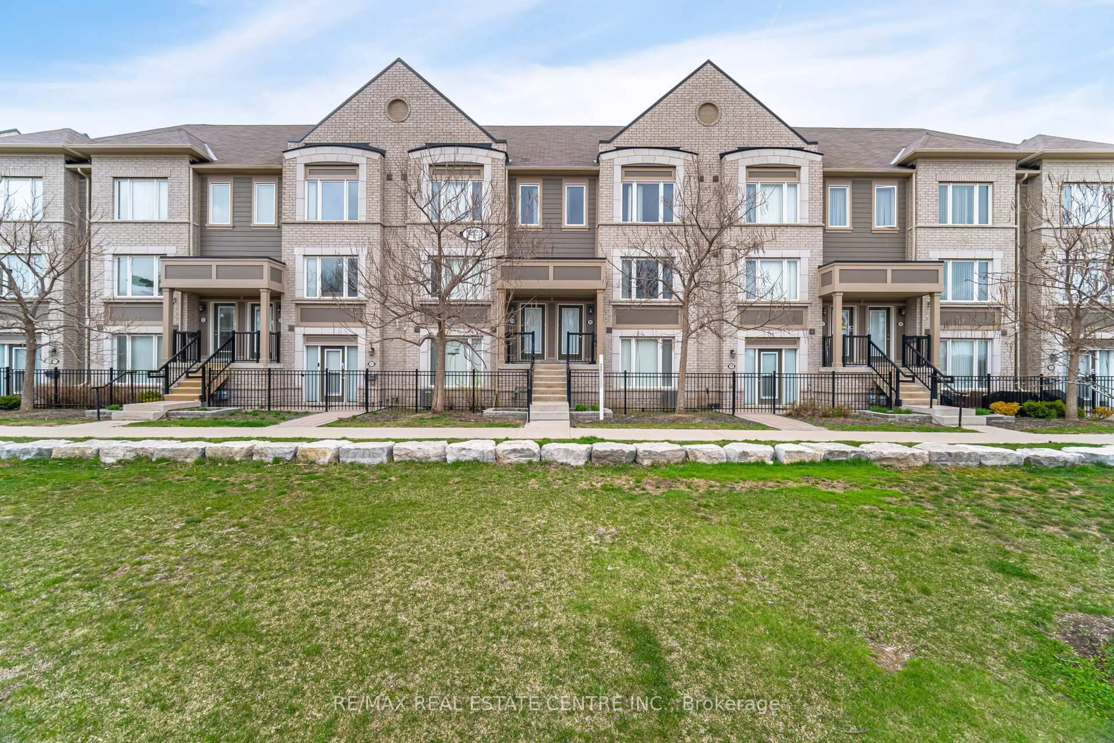 A pic from outside/outdoor area/front of a property/back of a property/a pic from drone, unknown for 1 Beckenrose Crt #99, Brampton Ontario L6Y 6G2