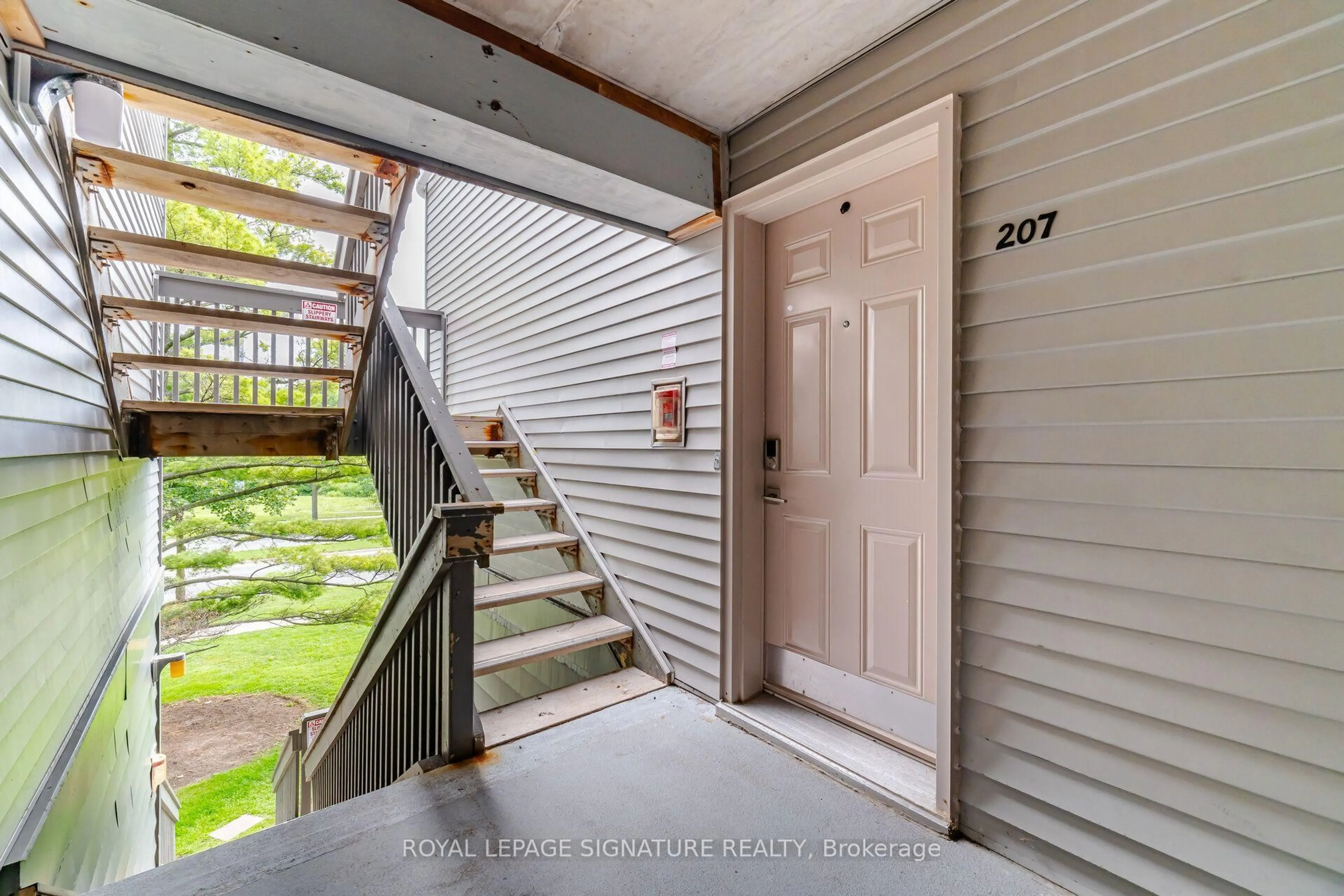 Indoor entryway for 2020 Cleaver Ave #207, Burlington Ontario L7M 4C2