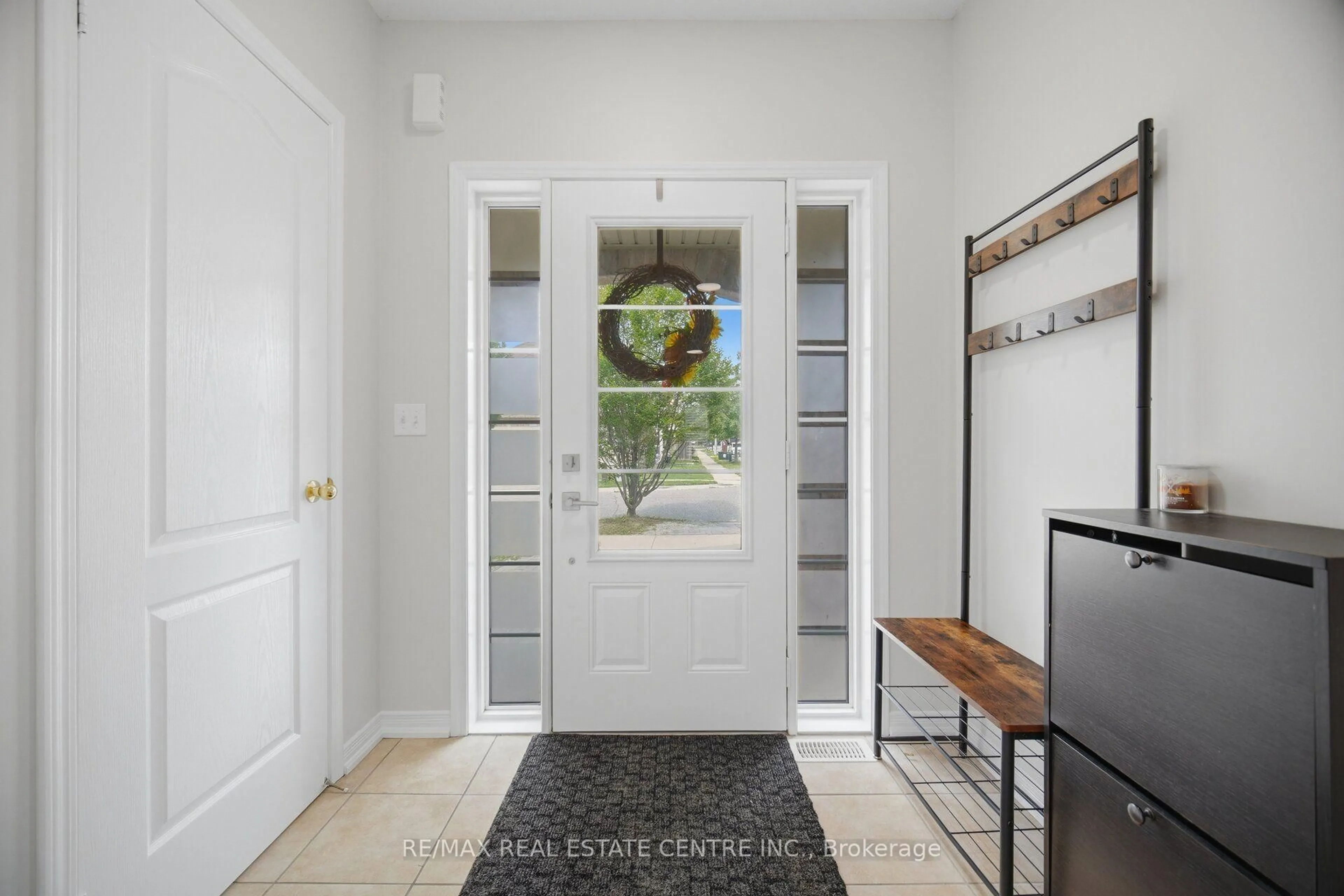 Indoor entryway for 4212 Prudham Ave, Burlington Ontario L7M 1N2