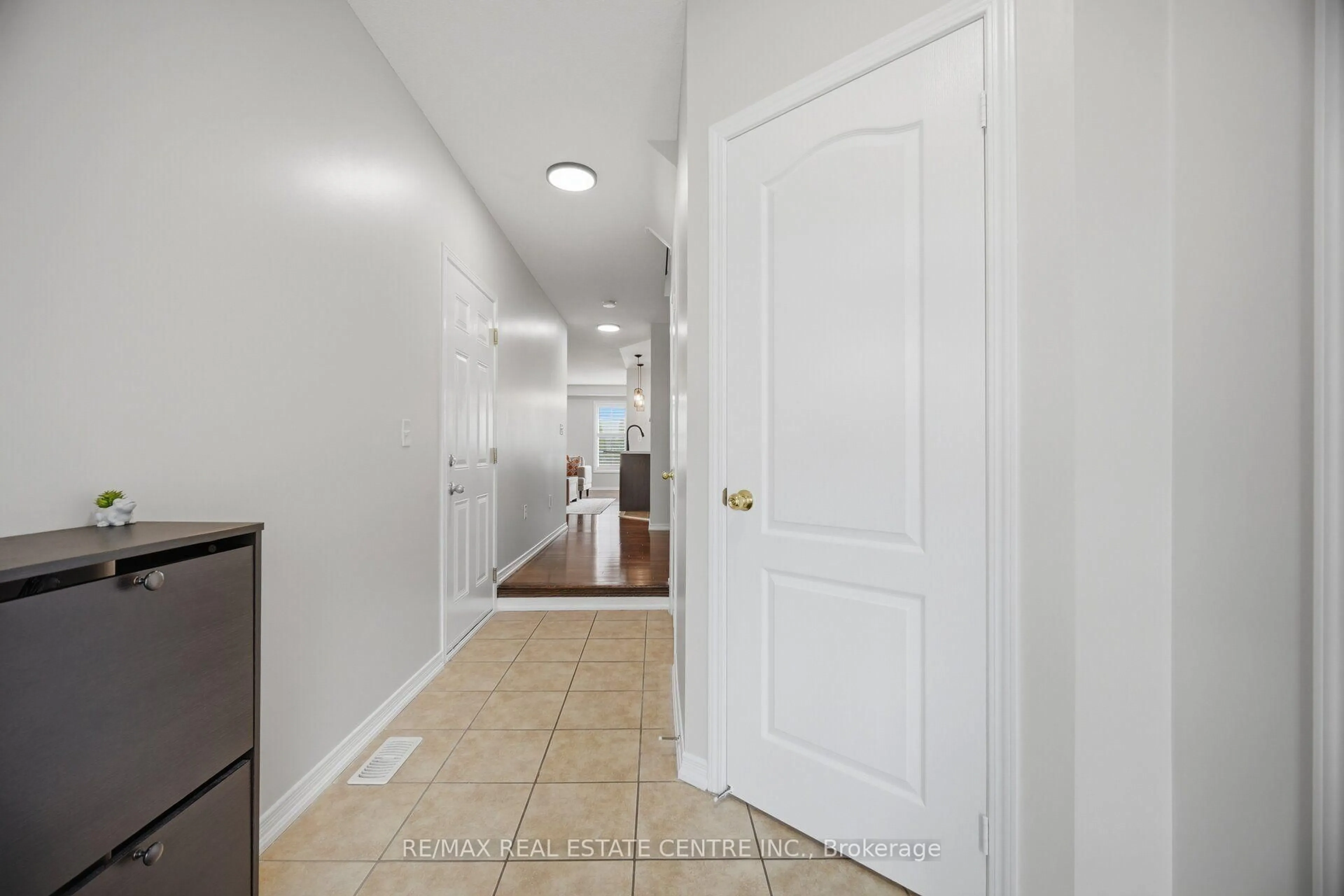 Indoor entryway for 4212 Prudham Ave, Burlington Ontario L7M 1N2