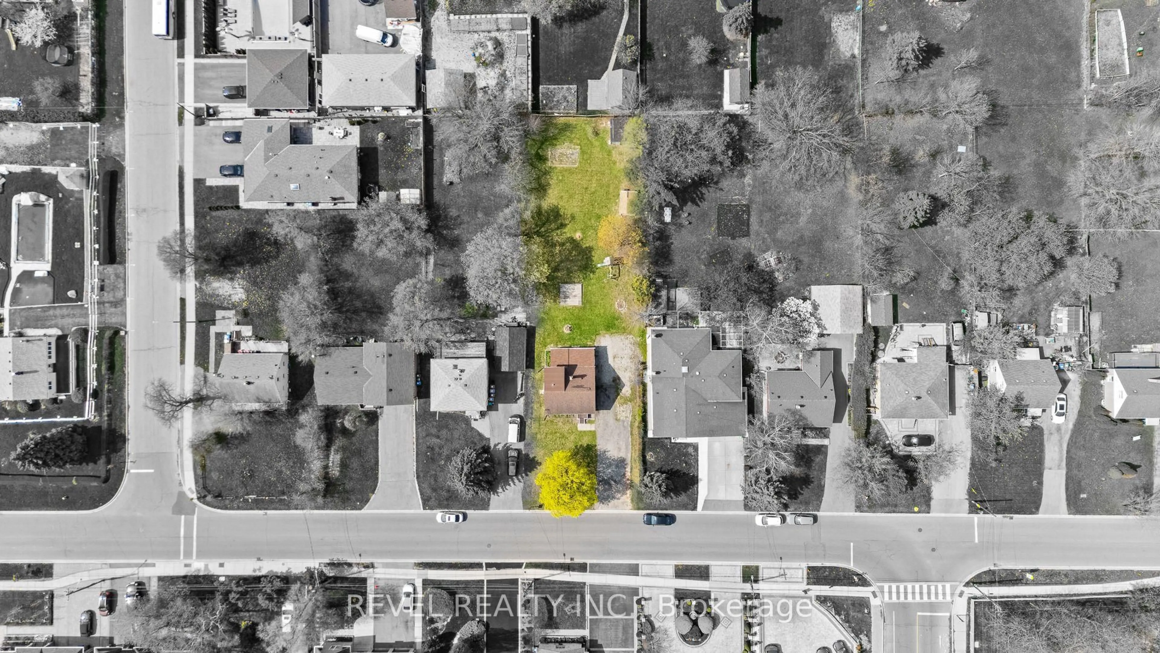 A pic from outside/outdoor area/front of a property/back of a property/a pic from drone, street for 3524 Joan Dr, Mississauga Ontario L5B 1T8