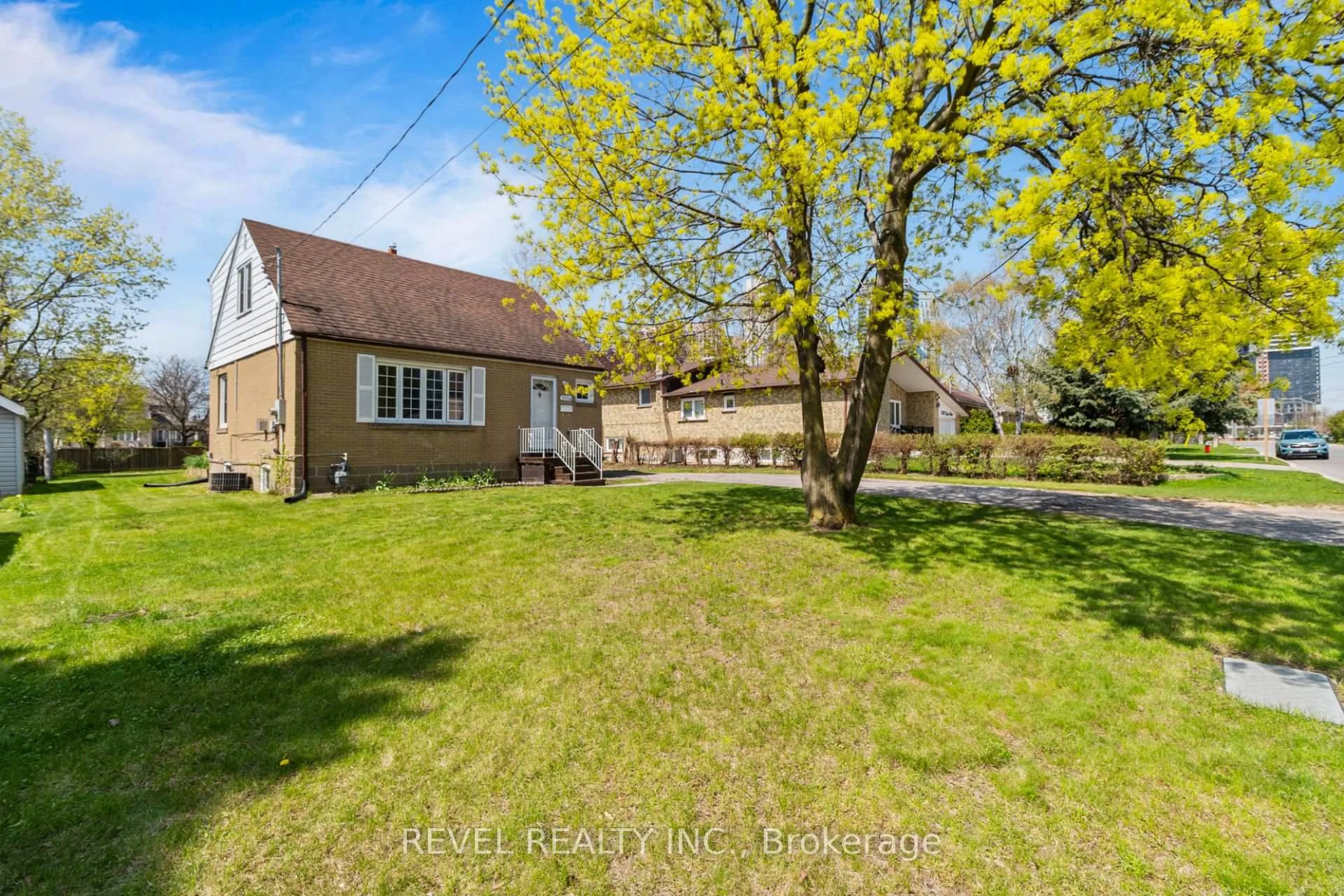 A pic from outside/outdoor area/front of a property/back of a property/a pic from drone, street for 3524 Joan Dr, Mississauga Ontario L5B 1T8