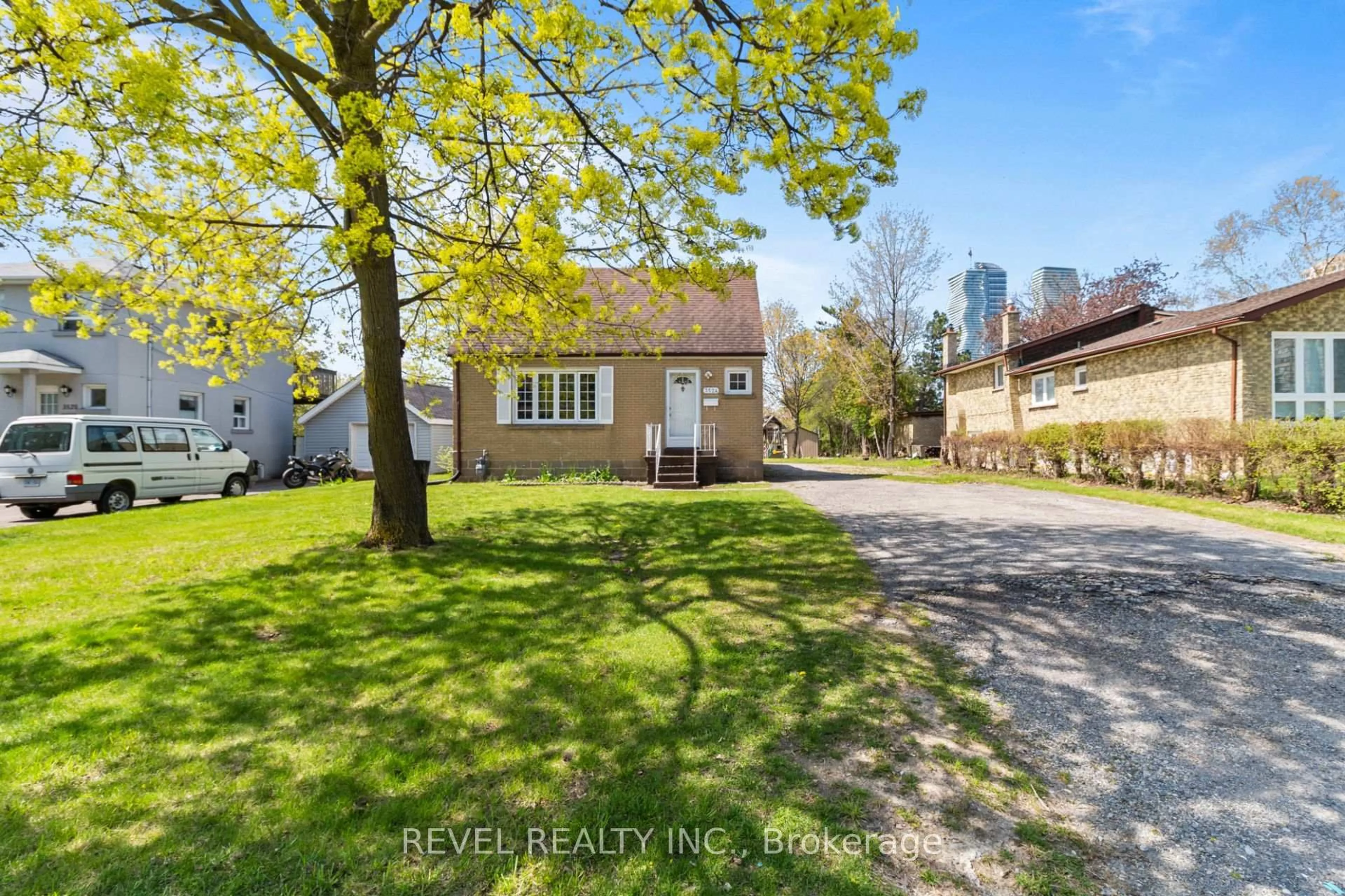 A pic from outside/outdoor area/front of a property/back of a property/a pic from drone, street for 3524 Joan Dr, Mississauga Ontario L5B 1T8