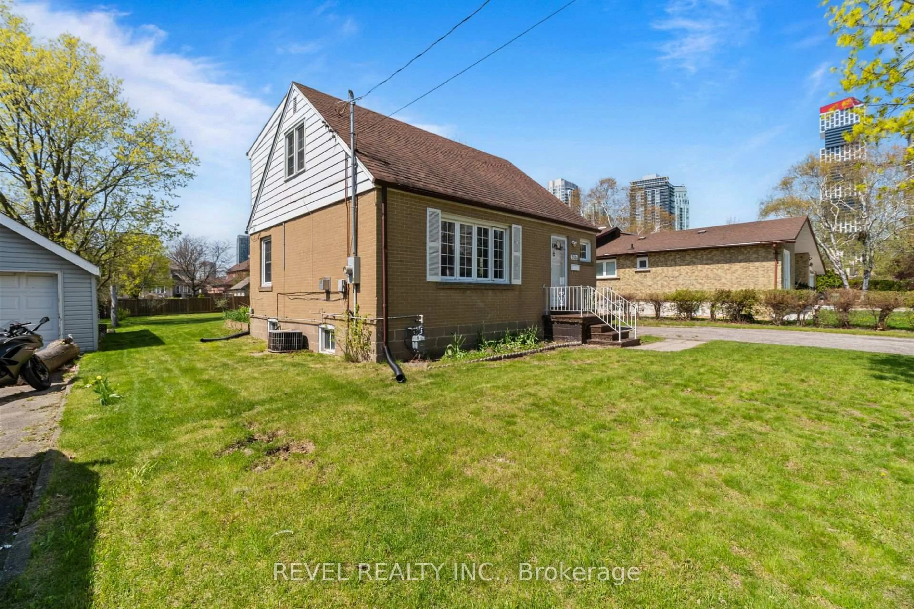 A pic from outside/outdoor area/front of a property/back of a property/a pic from drone, street for 3524 Joan Dr, Mississauga Ontario L5B 1T8