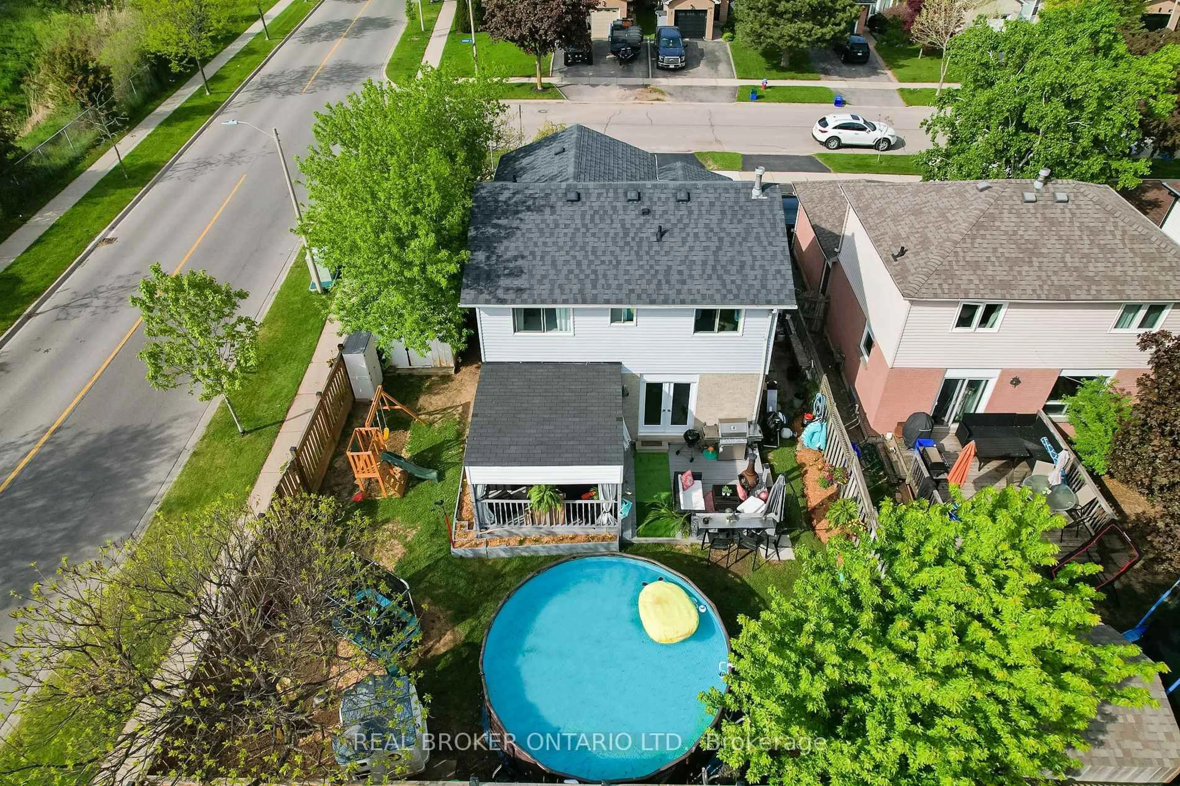 A pic from outside/outdoor area/front of a property/back of a property/a pic from drone, street for 3260 Woodcroft Cres, Burlington Ontario L7M 3K9