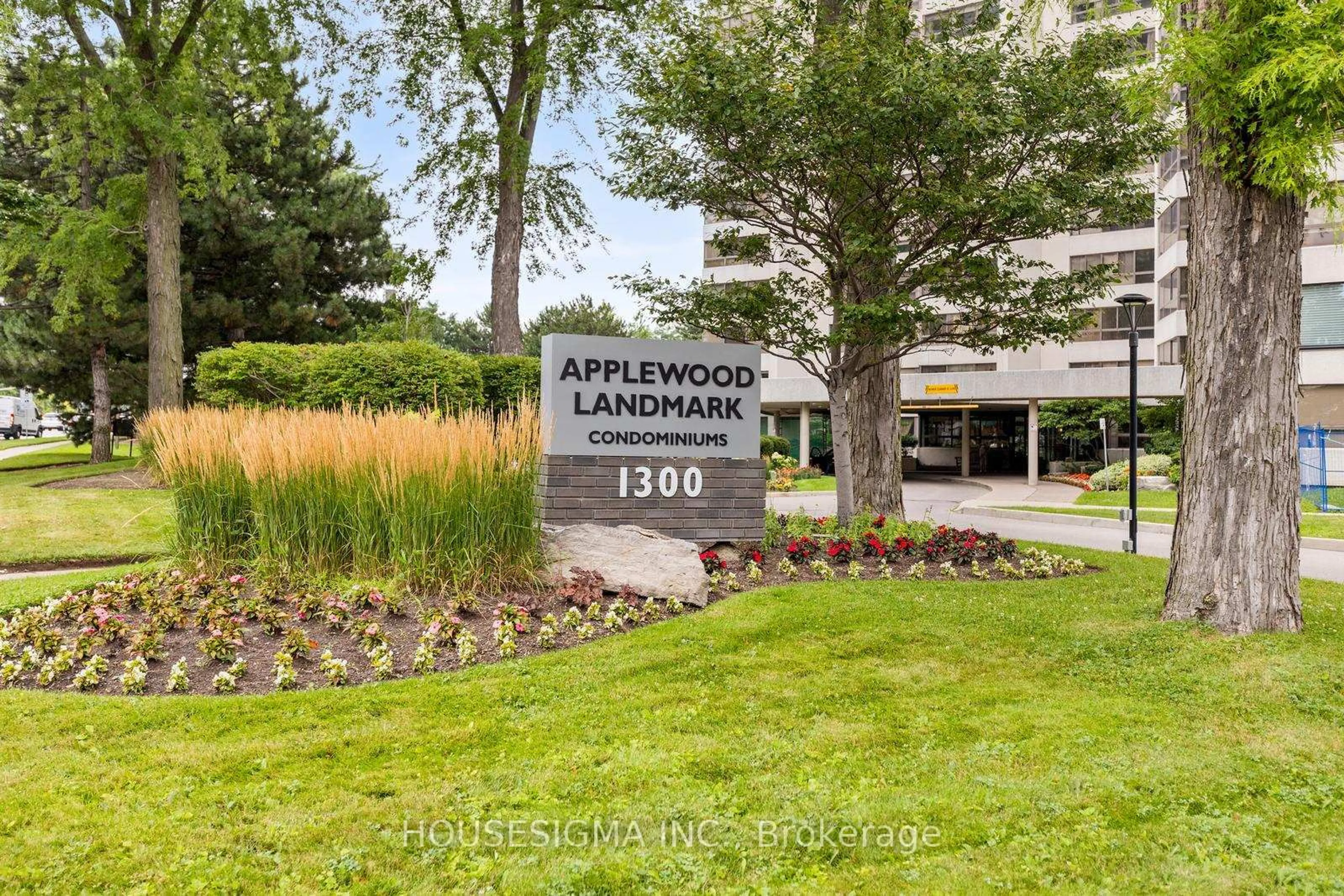 Indoor foyer for 1300 Bloor St #2010, Mississauga Ontario L4Y 3Z2