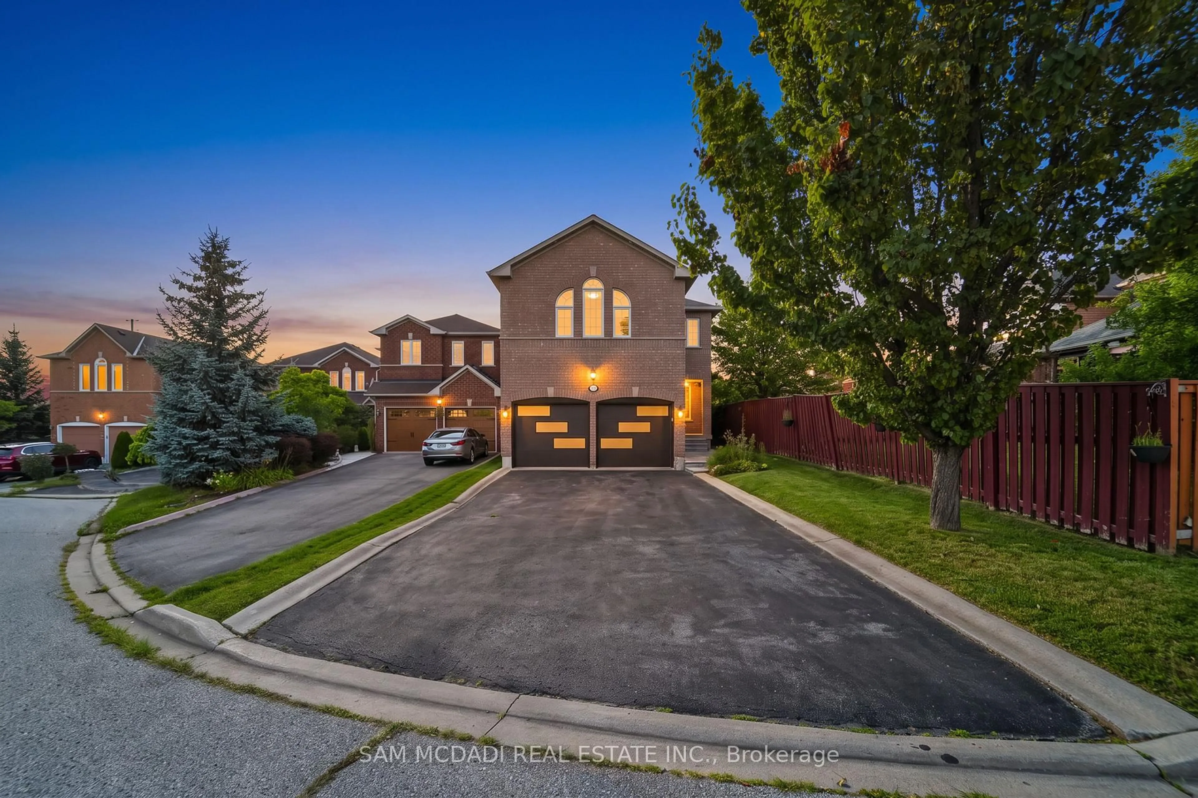 A pic from outside/outdoor area/front of a property/back of a property/a pic from drone, street for 3191 Oakview Rd, Mississauga Ontario L5N 7N9