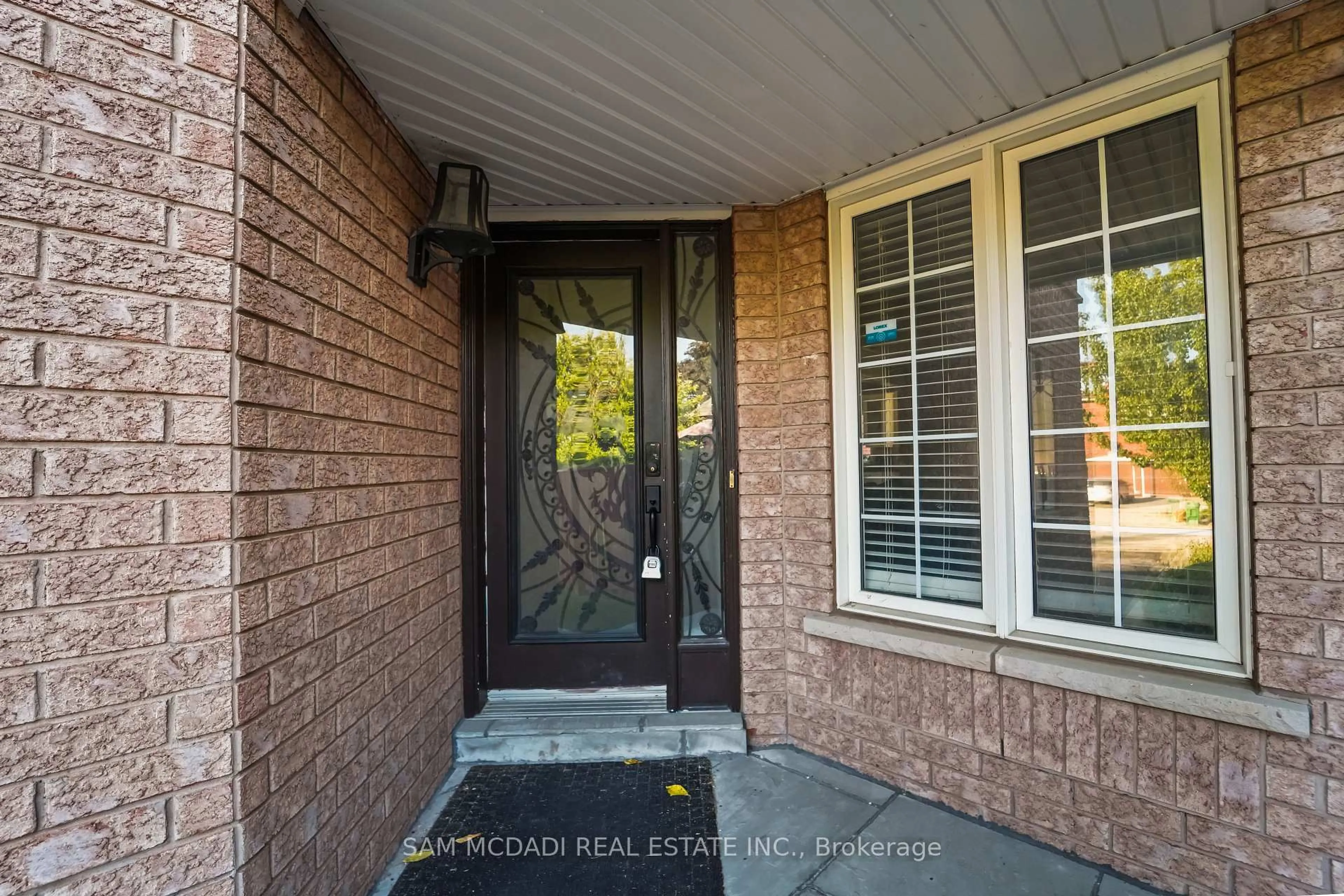 Indoor entryway for 3191 Oakview Rd, Mississauga Ontario L5N 7N9