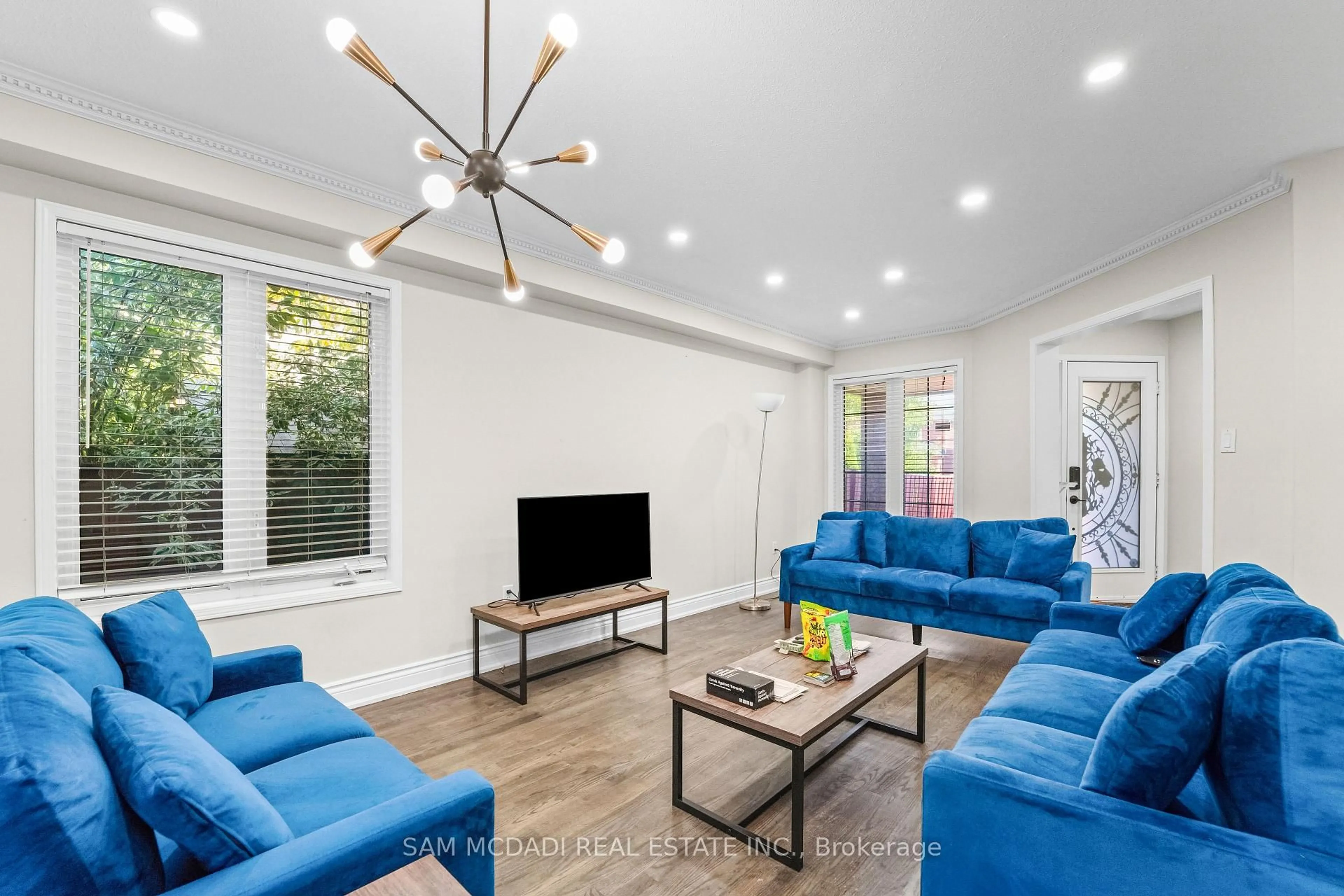 Living room with furniture, unknown for 3191 Oakview Rd, Mississauga Ontario L5N 7N9