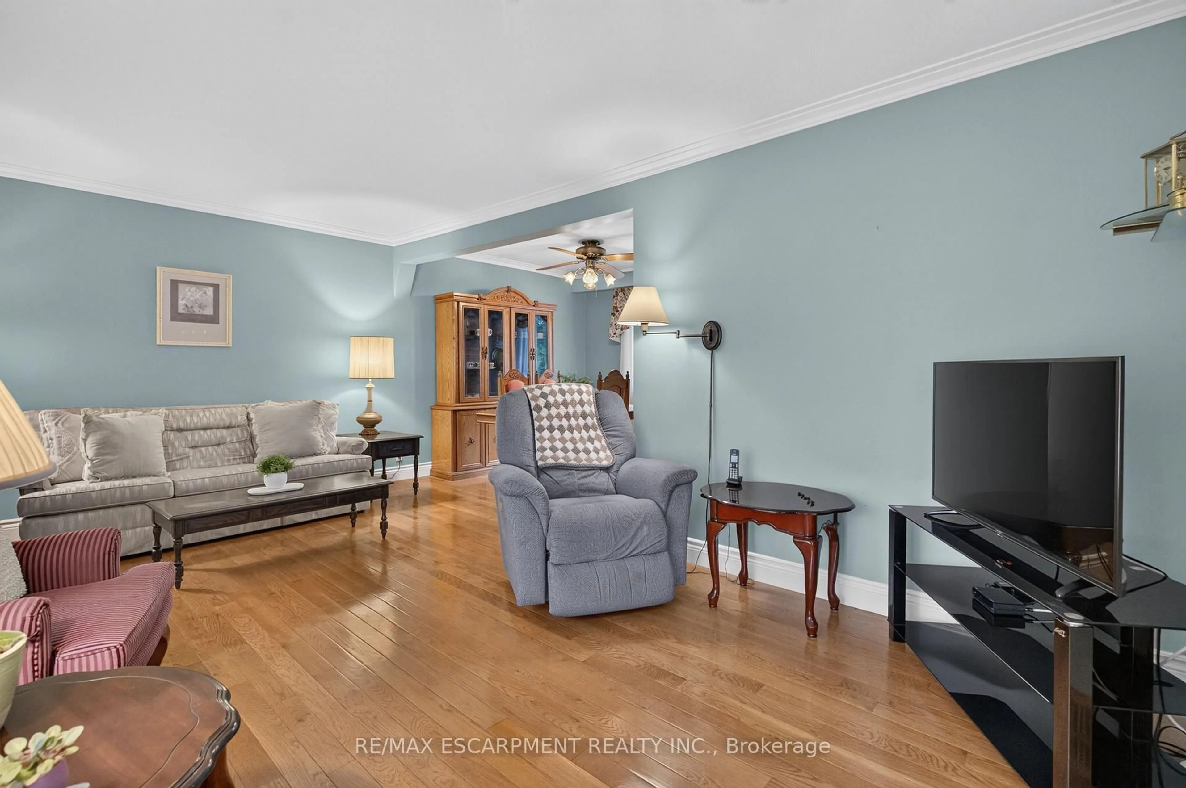 Living room with furniture, unknown for 1229 Nottingham Ave, Burlington Ontario L7P 2R5