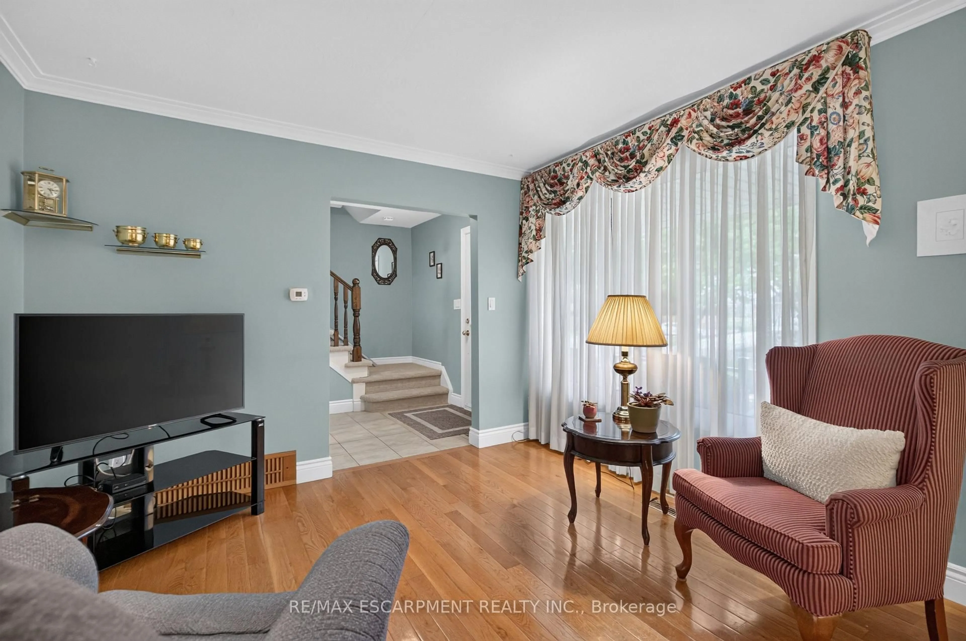Living room with furniture, unknown for 1229 Nottingham Ave, Burlington Ontario L7P 2R5