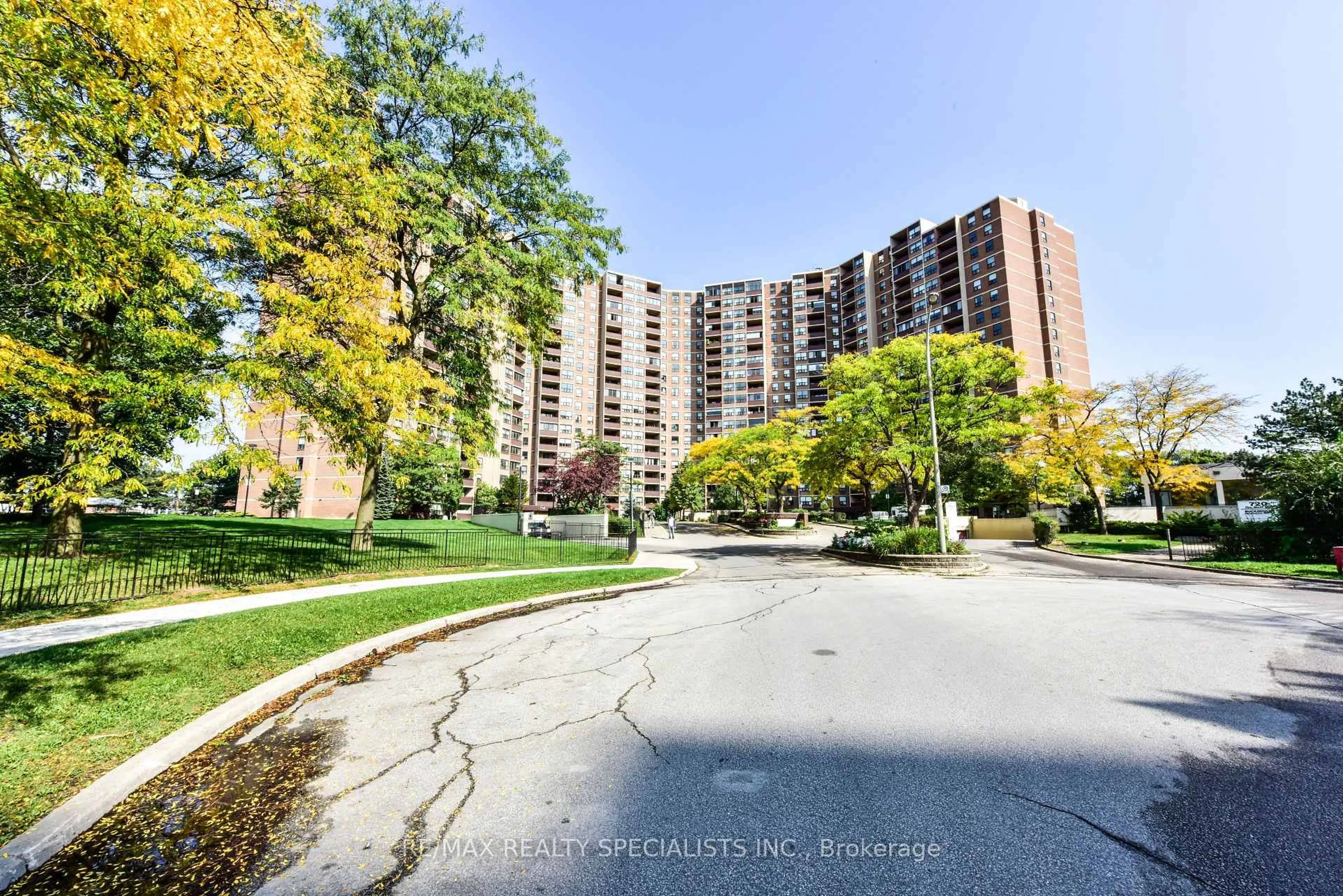 A pic from outside/outdoor area/front of a property/back of a property/a pic from drone, street for 716 The West Mall #2005, Toronto Ontario M9C 4X6