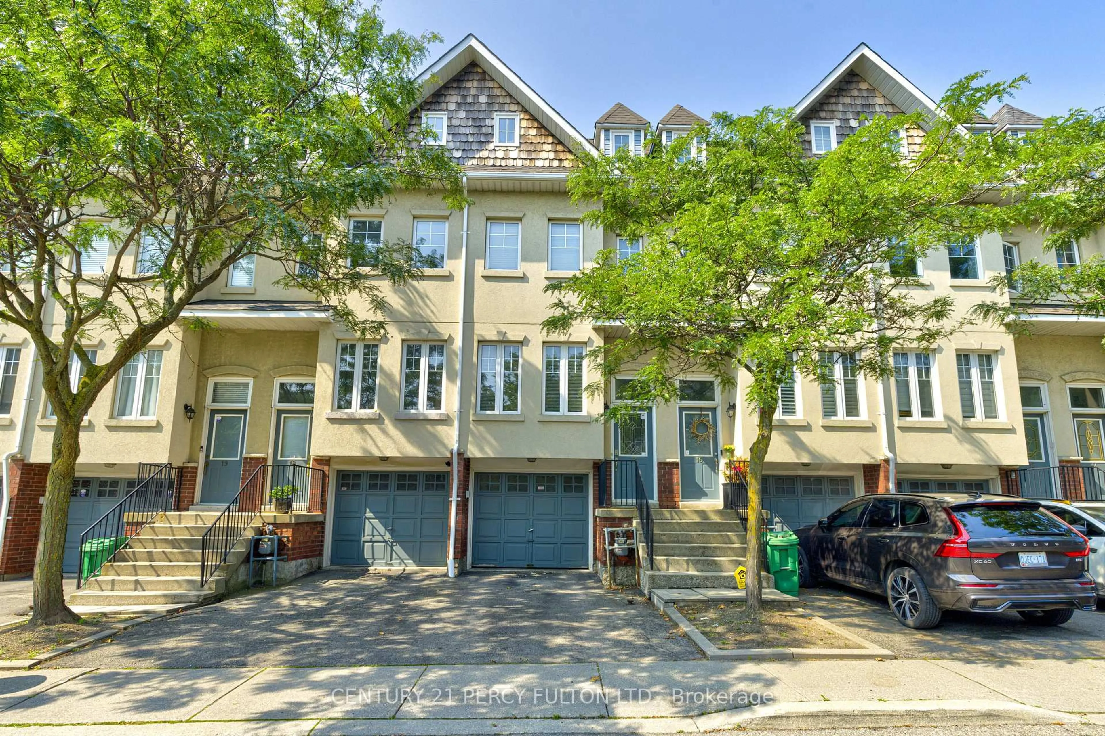 A pic from outside/outdoor area/front of a property/back of a property/a pic from drone, street for 800 Dundas St #17, Mississauga Ontario L5C 4S8