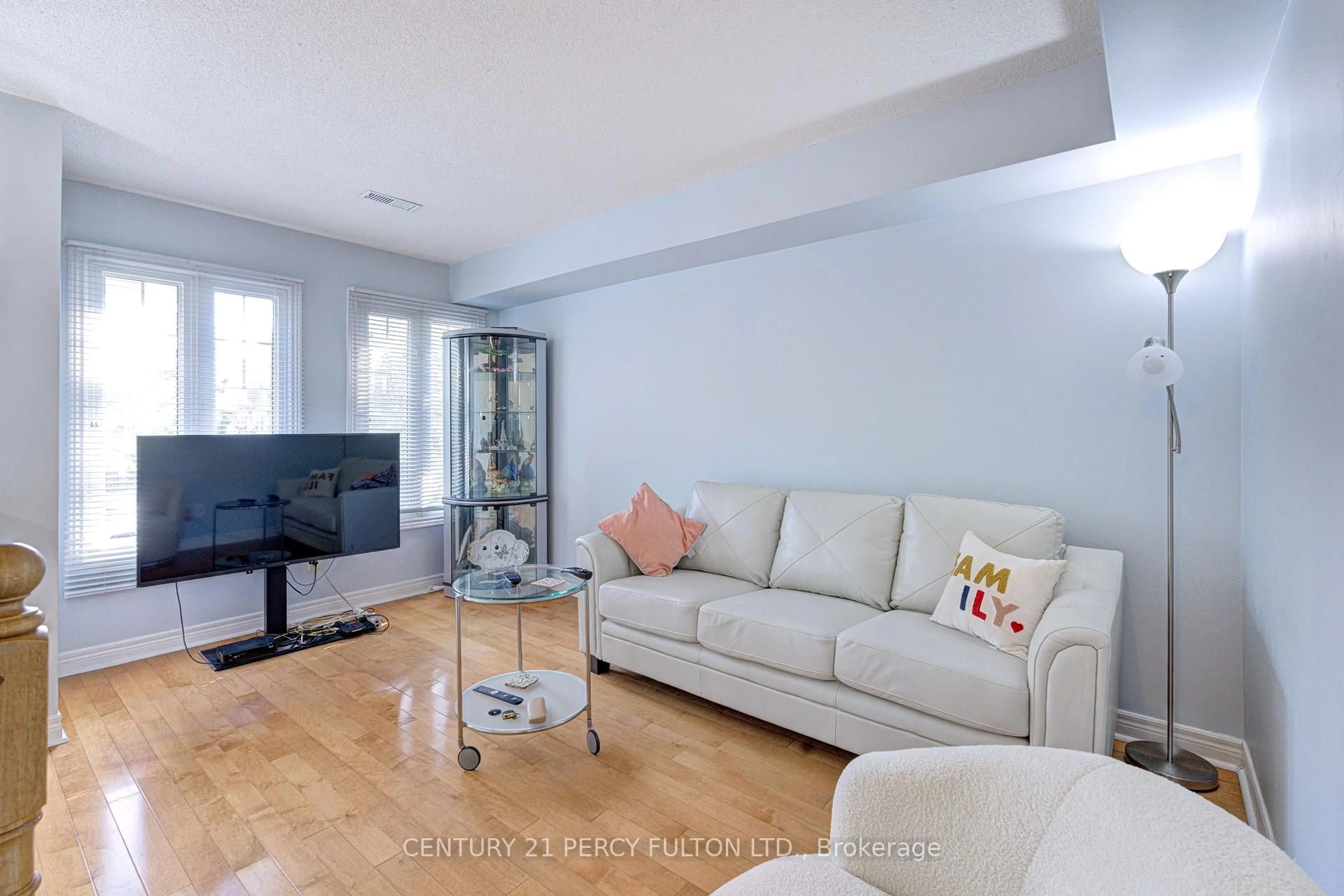 Living room with furniture, unknown for 800 Dundas St #17, Mississauga Ontario L5C 4S8