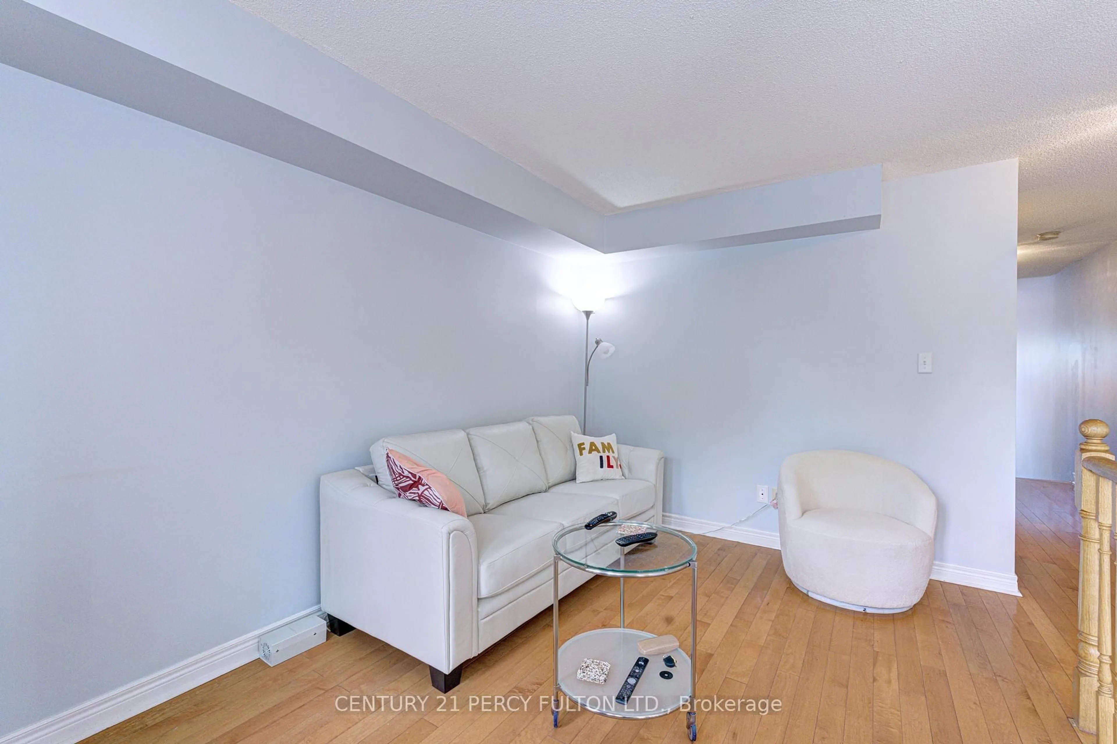 Living room with furniture, unknown for 800 Dundas St #17, Mississauga Ontario L5C 4S8