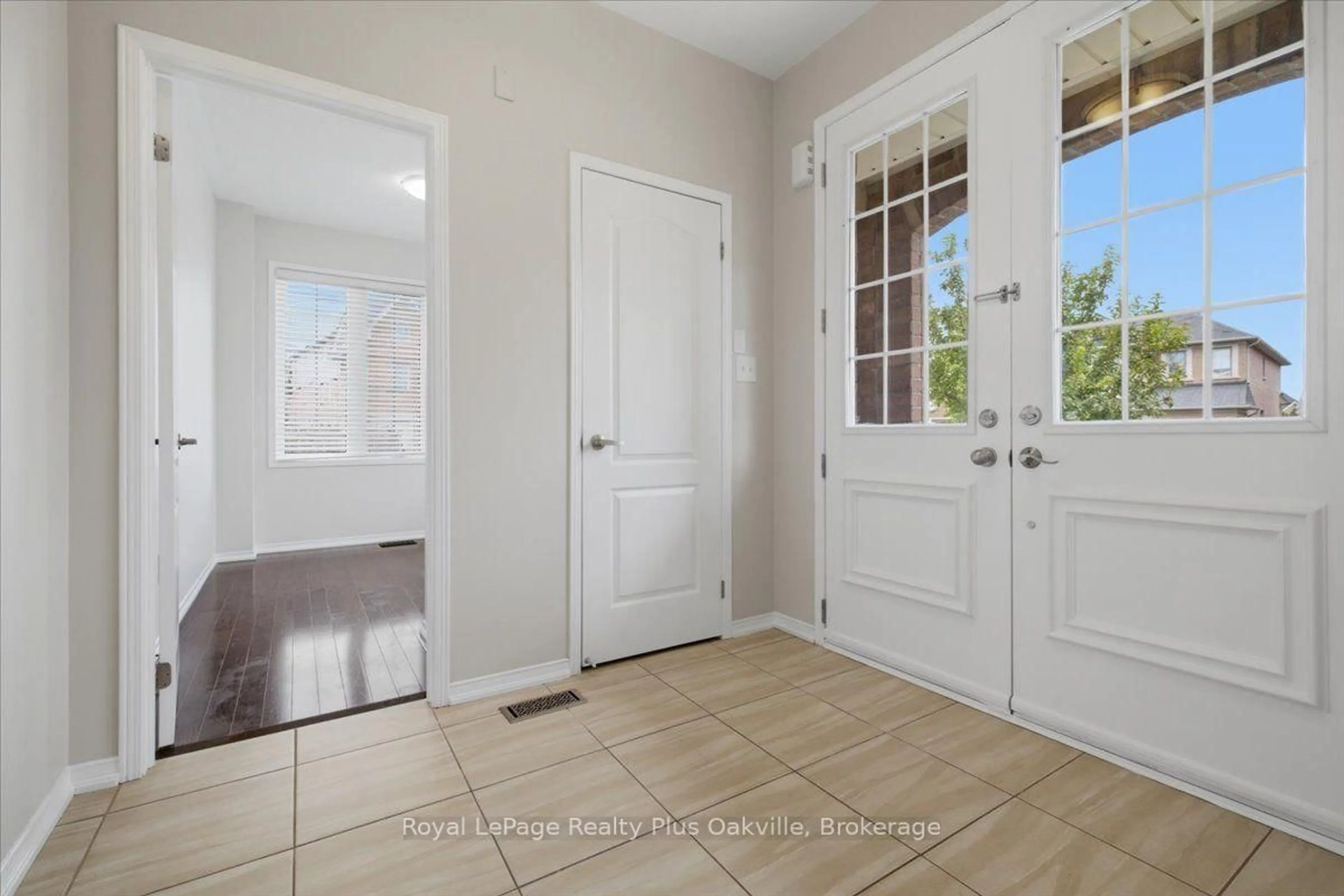 Indoor entryway for 2146 Fiddlers Way, Oakville Ontario L6M 0M5