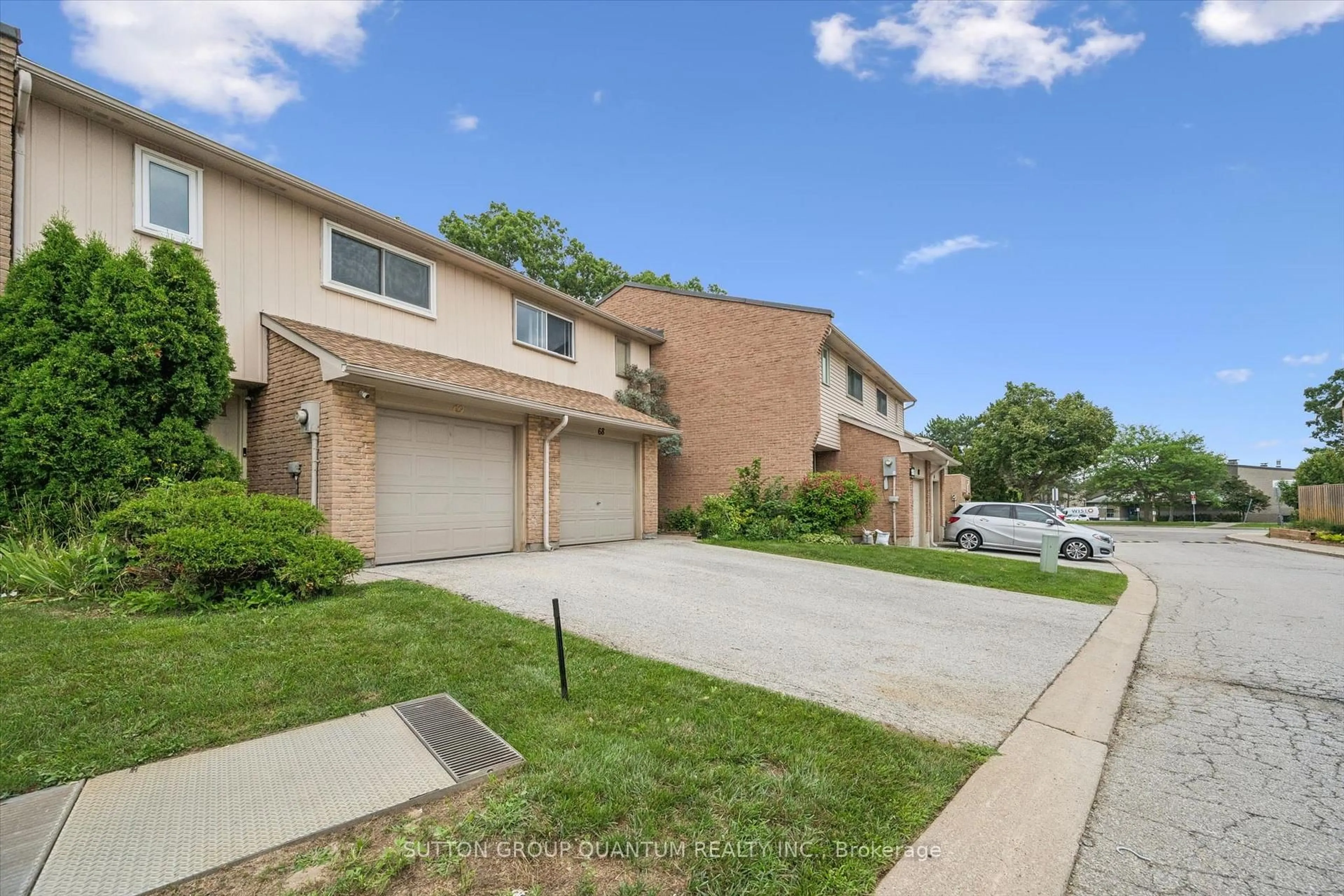 A pic from outside/outdoor area/front of a property/back of a property/a pic from drone, street for 1558 Lancaster Dr #69, Oakville Ontario L6H 2Z4