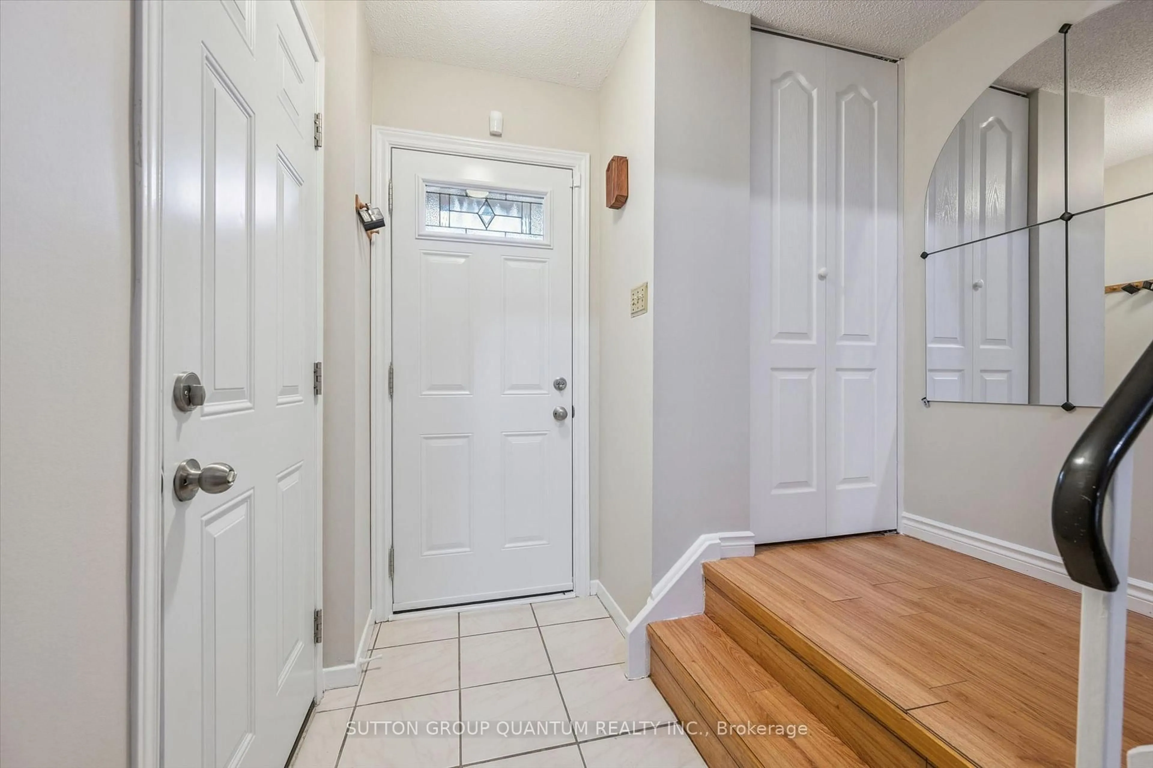 Indoor entryway for 1558 Lancaster Dr #69, Oakville Ontario L6H 2Z4