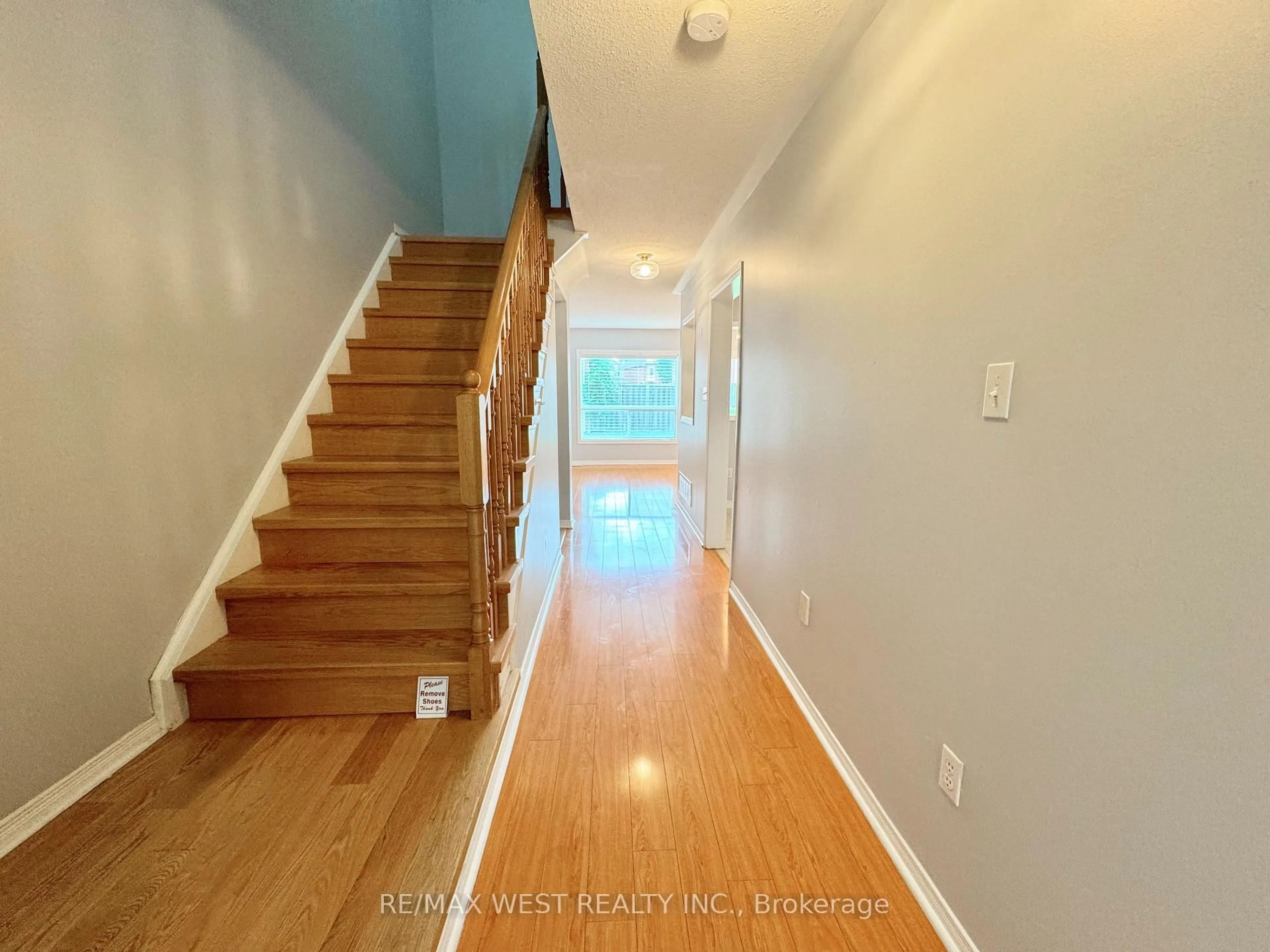 Indoor entryway for 525 Novo Star Dr #120, Mississauga Ontario L5W 1X9