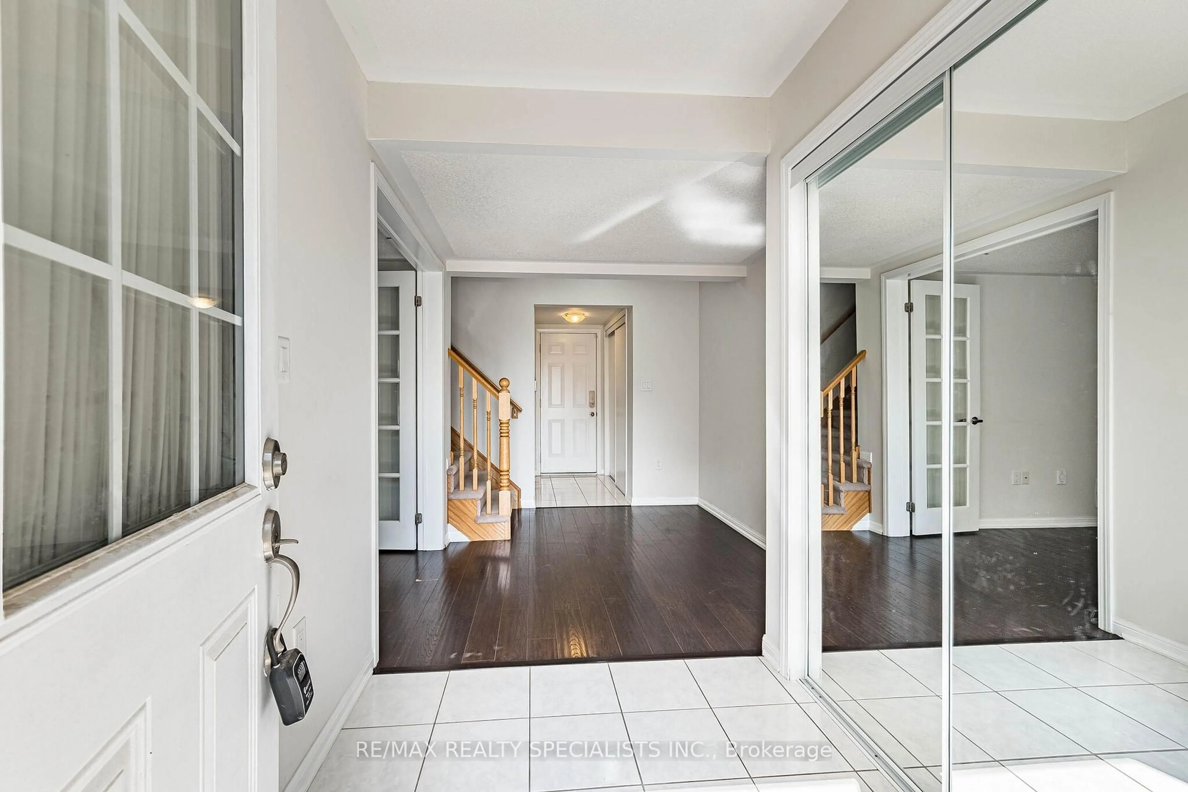 Indoor entryway for 6 Agricola Rd, Brampton Ontario L7A 0T9