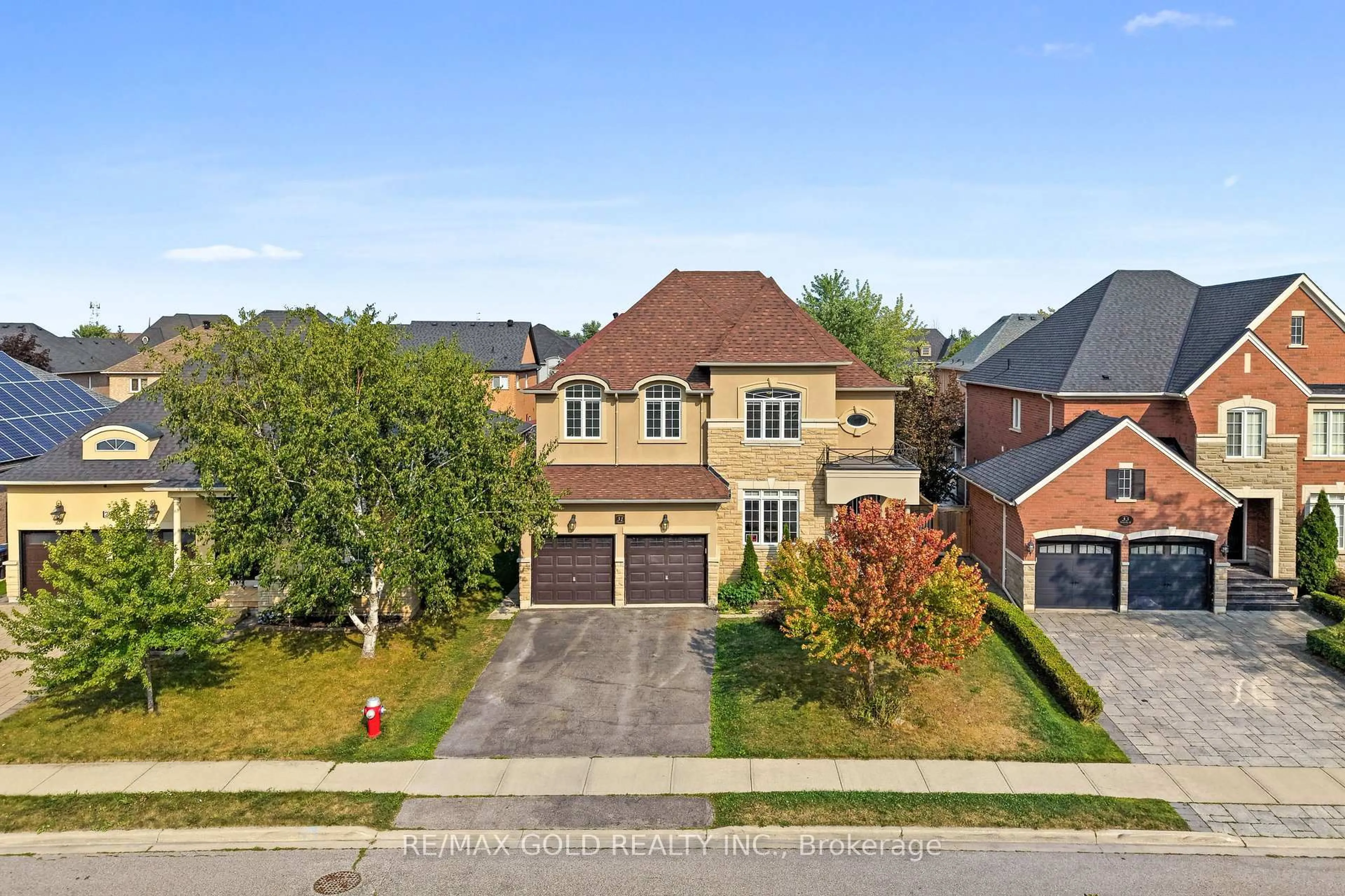 A pic from outside/outdoor area/front of a property/back of a property/a pic from drone, street for 31 Fontainebleu Rd, Brampton Ontario L6P 1Z1