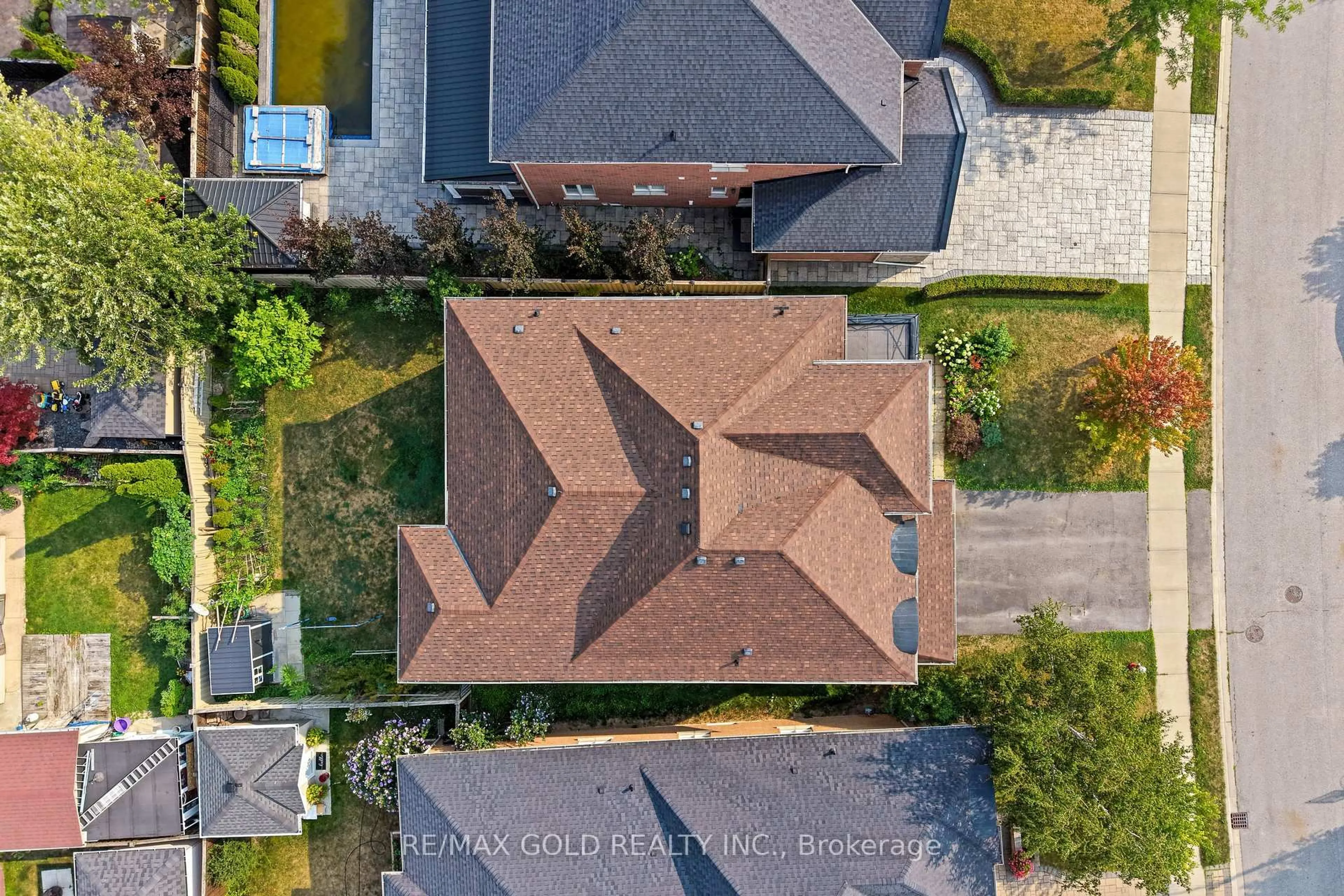 A pic from outside/outdoor area/front of a property/back of a property/a pic from drone, building for 31 Fontainebleu Rd, Brampton Ontario L6P 1Z1