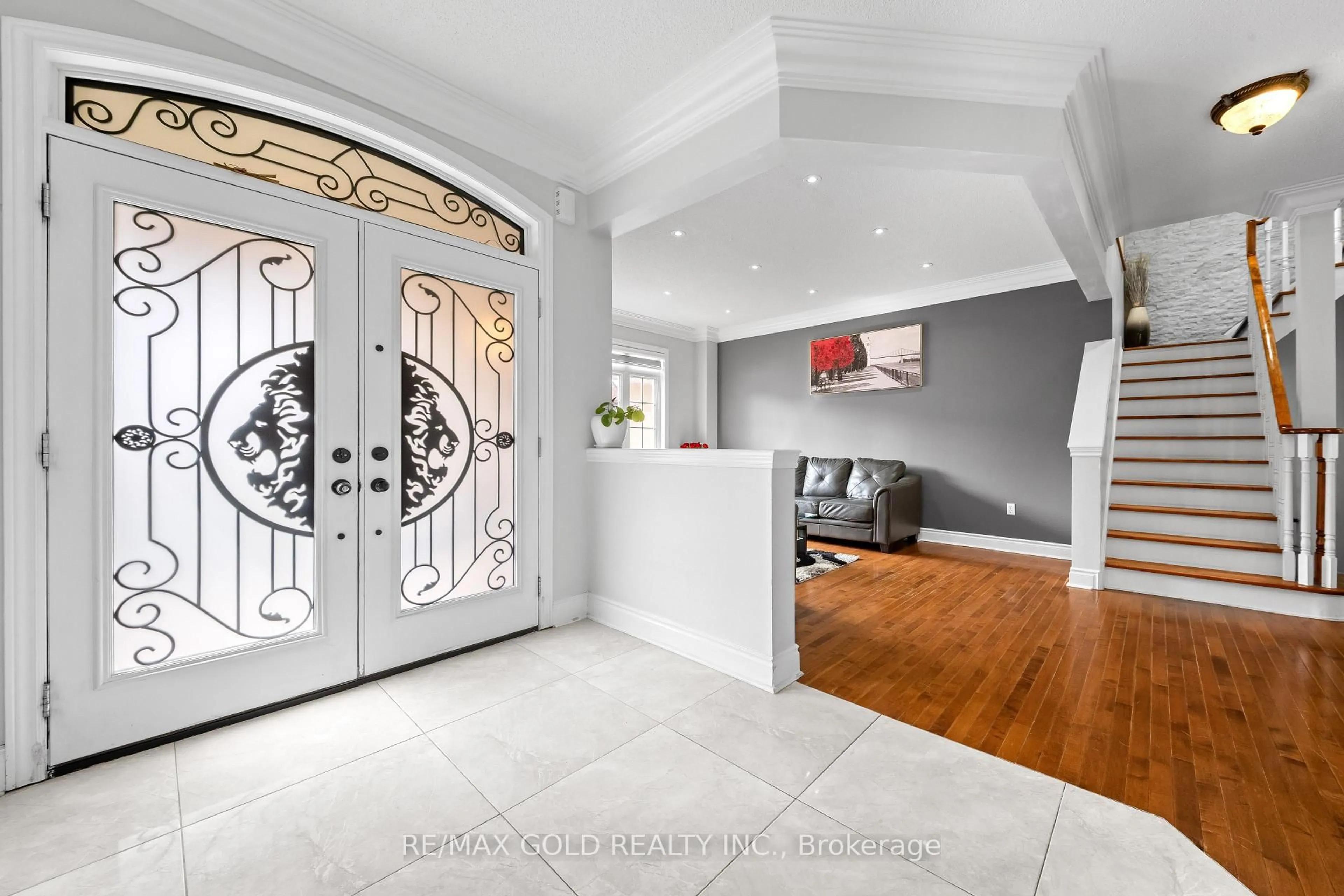 Indoor entryway for 31 Fontainebleu Rd, Brampton Ontario L6P 1Z1
