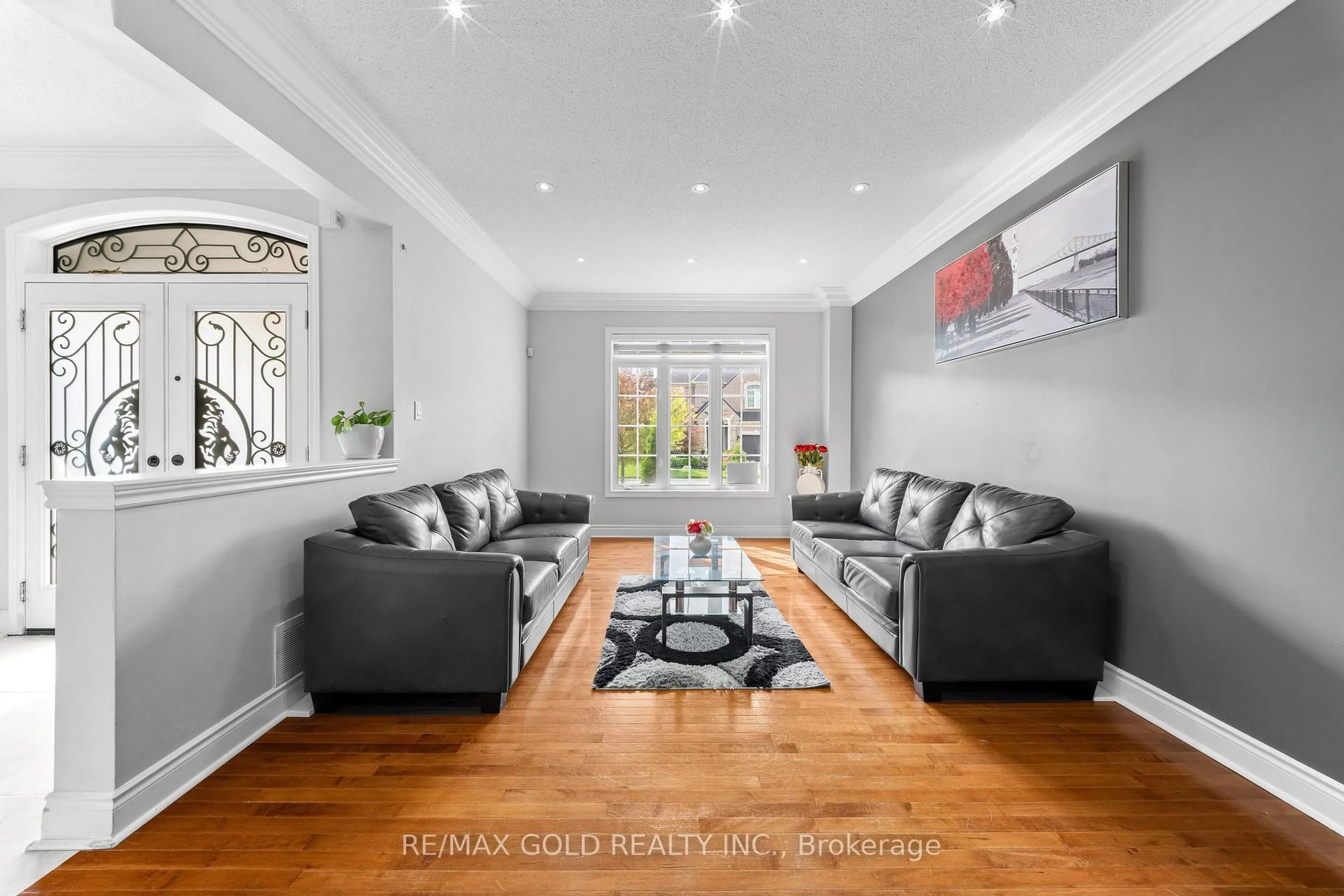 Living room with furniture, unknown for 31 Fontainebleu Rd, Brampton Ontario L6P 1Z1
