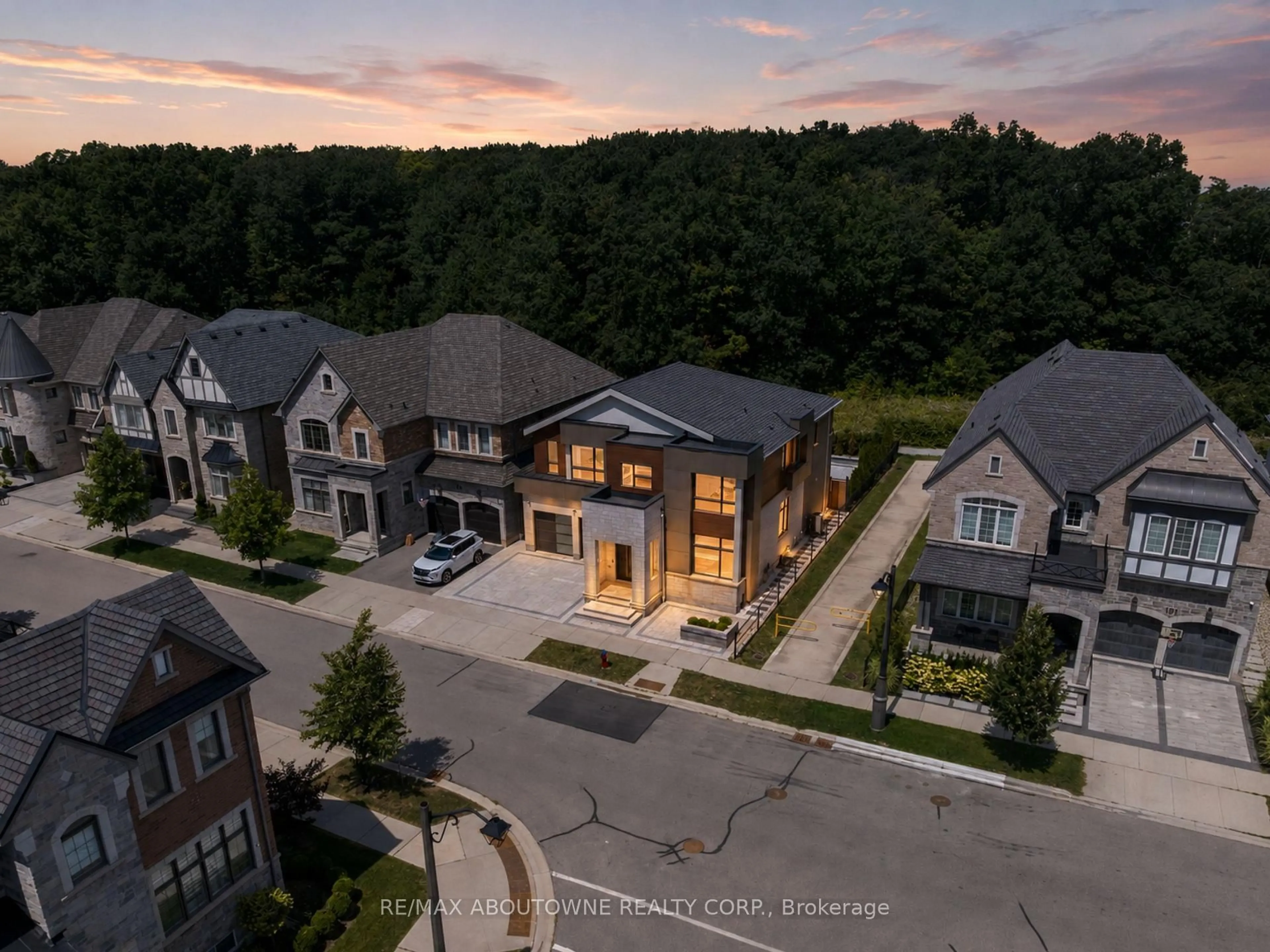 A pic from outside/outdoor area/front of a property/back of a property/a pic from drone, mountain view for 197 Polly Dr, Oakville Ontario L6M 5K2