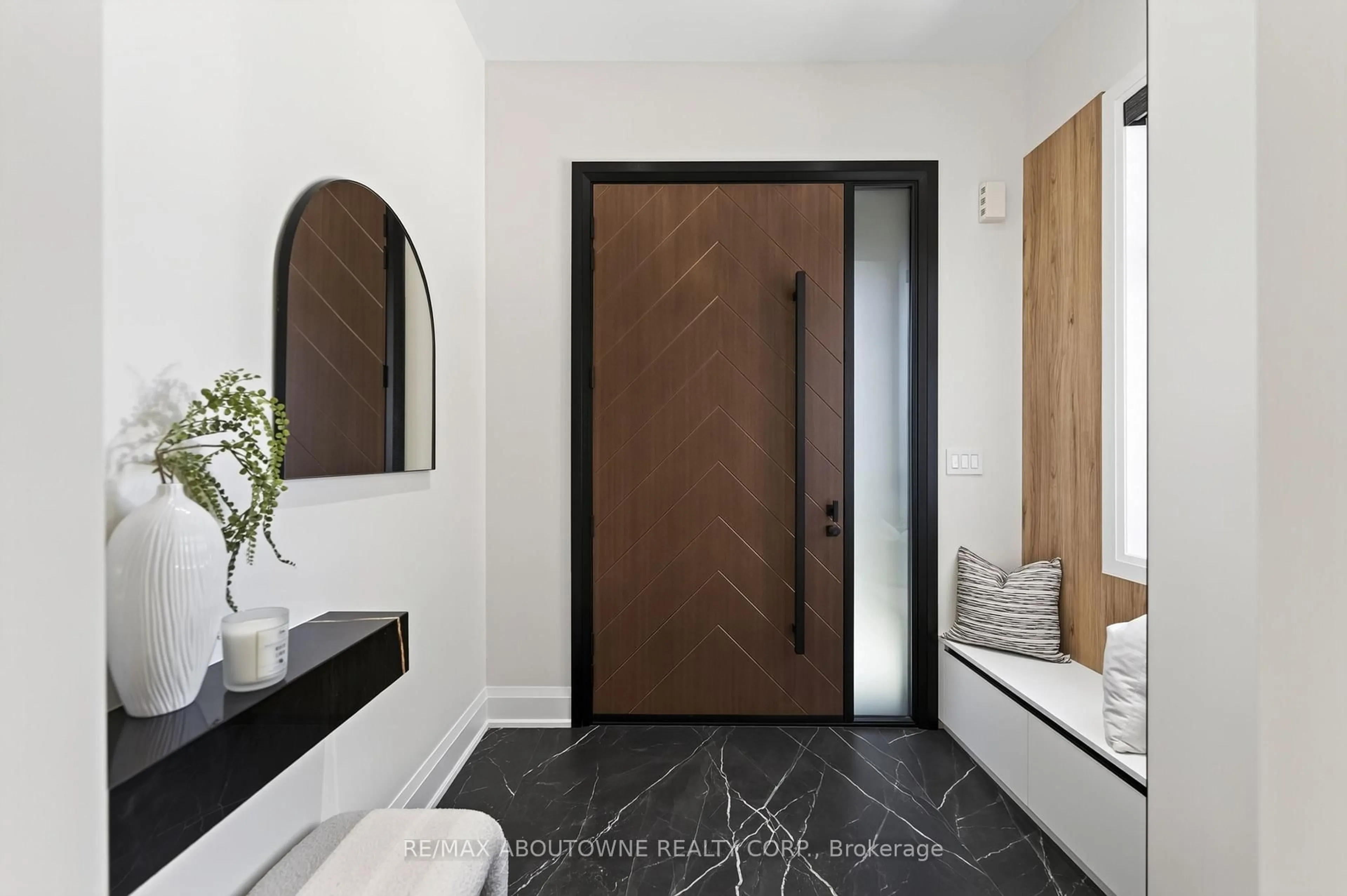 Indoor entryway for 197 Polly Dr, Oakville Ontario L6M 5K2