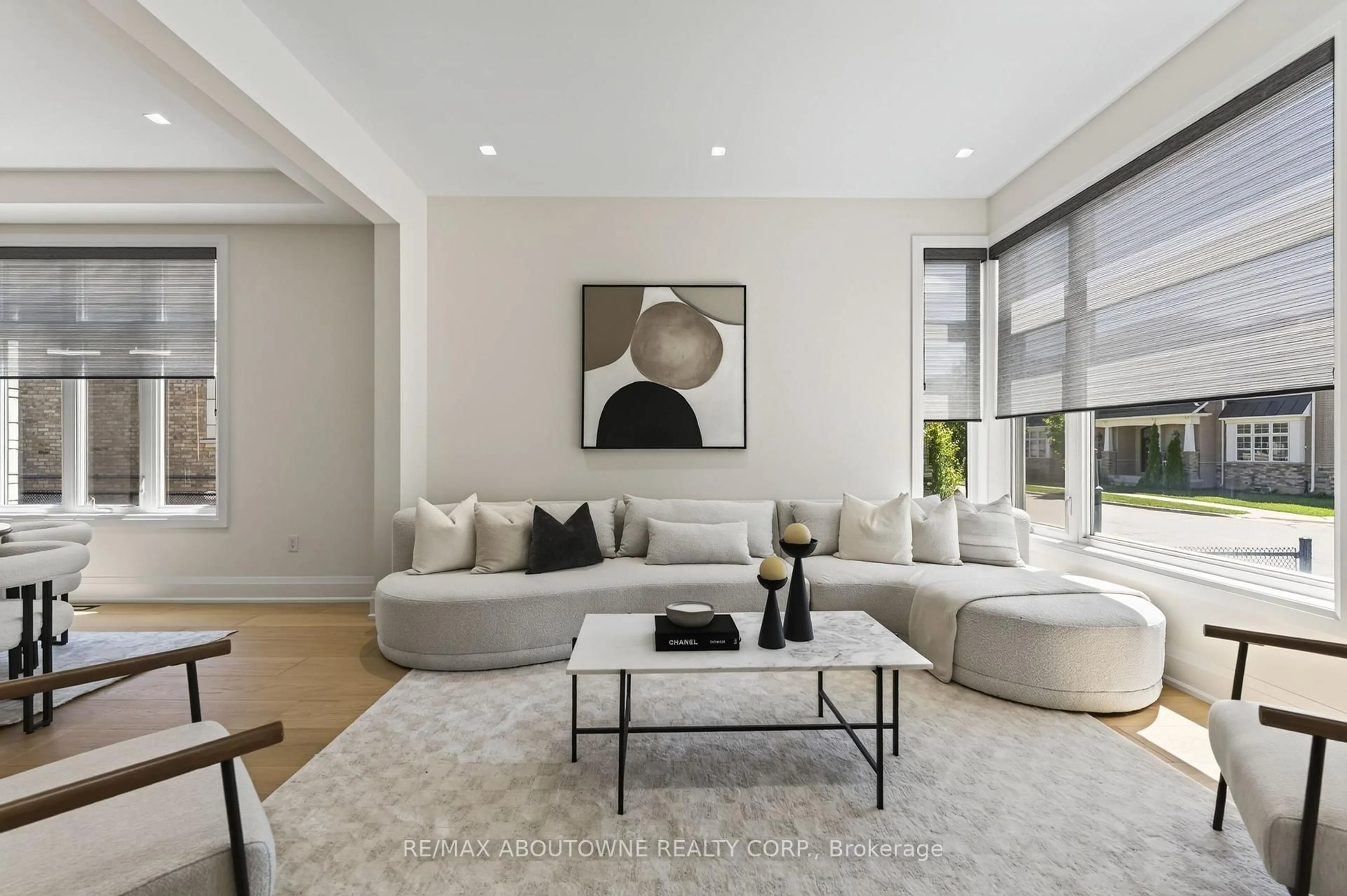 Living room with furniture, unknown for 197 Polly Dr, Oakville Ontario L6M 5K2