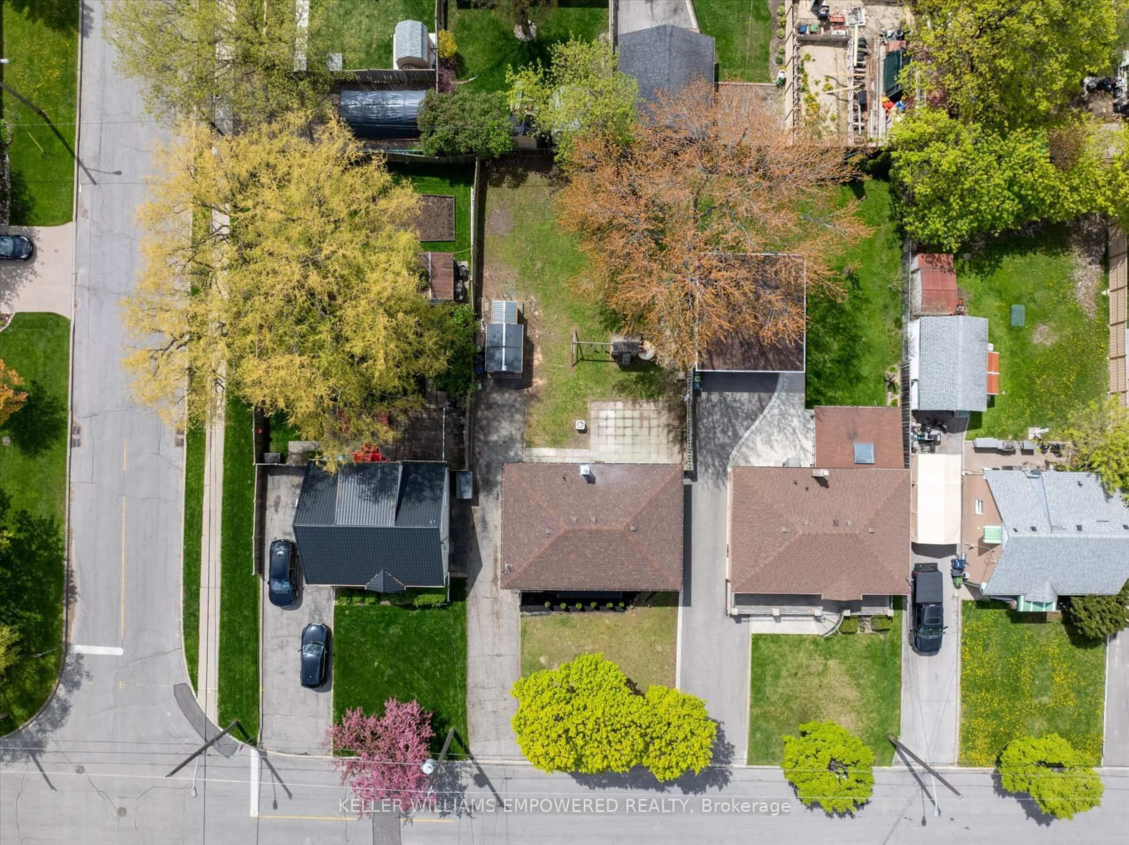 A pic from outside/outdoor area/front of a property/back of a property/a pic from drone, street for 42 Deerhurst Ave, Toronto Ontario M9N 3A7