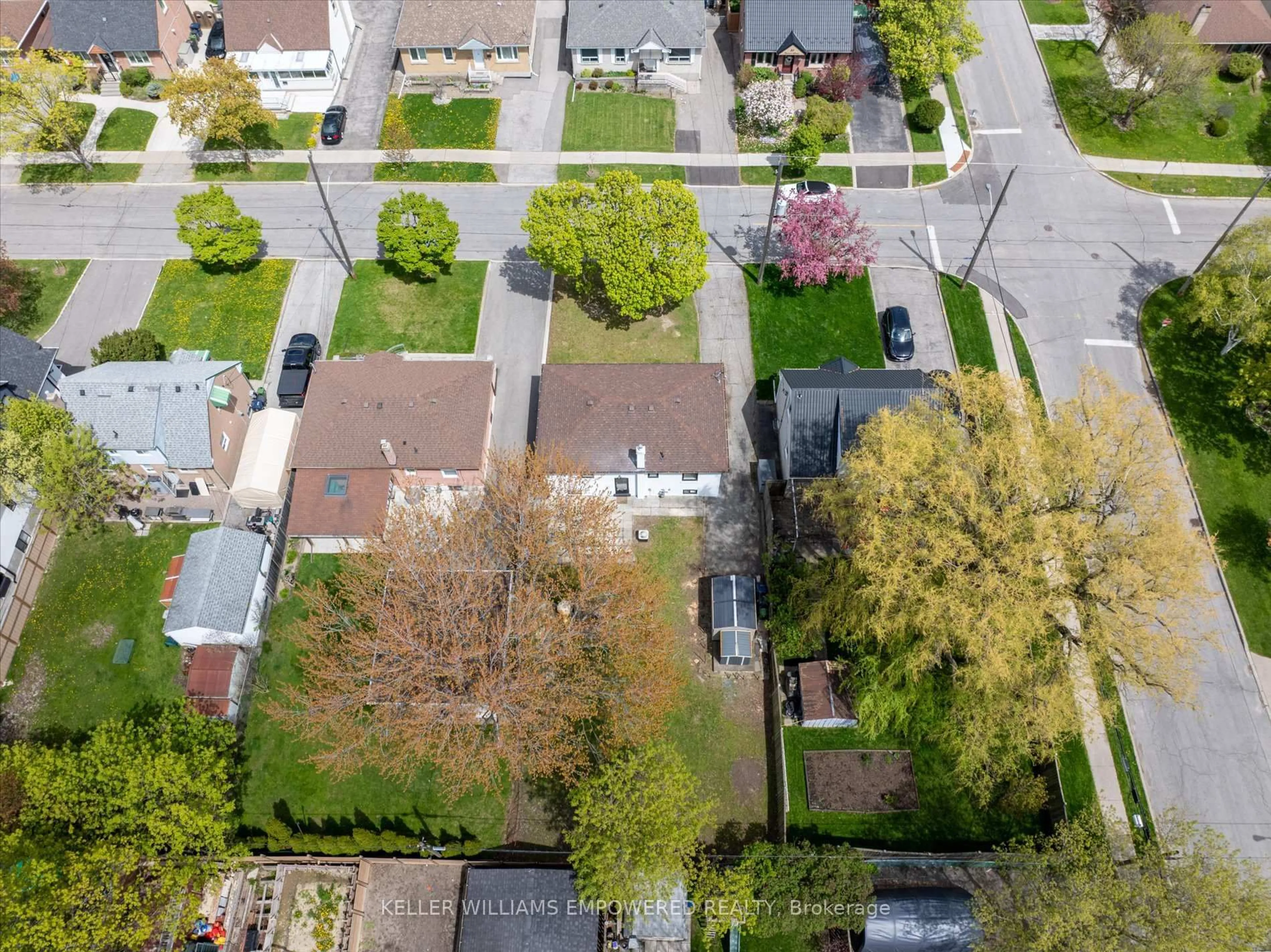 A pic from outside/outdoor area/front of a property/back of a property/a pic from drone, street for 42 Deerhurst Ave, Toronto Ontario M9N 3A7