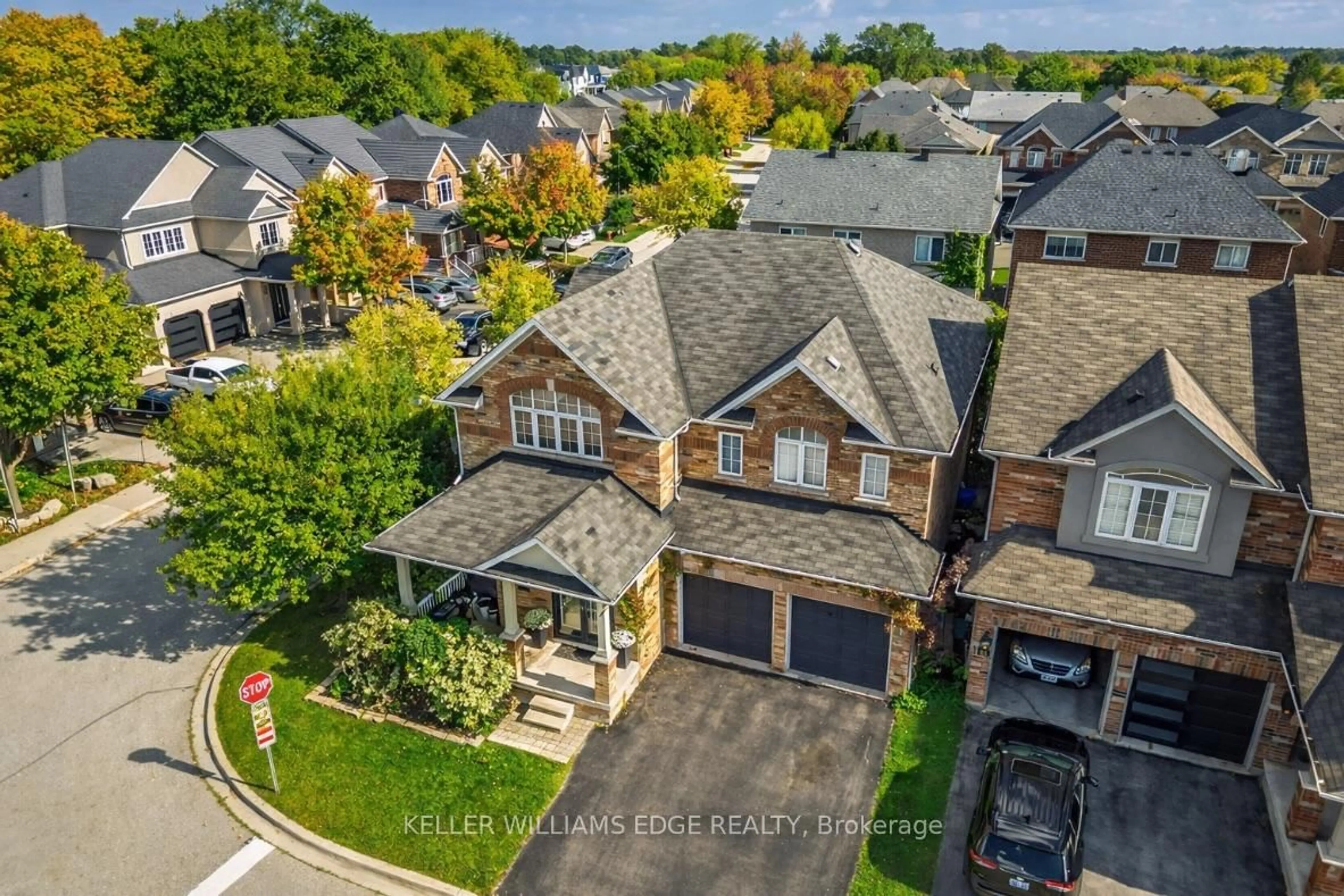 A pic from outside/outdoor area/front of a property/back of a property/a pic from drone, street for 5444 SUNDIAL Rd, Burlington Ontario L7L 7N1