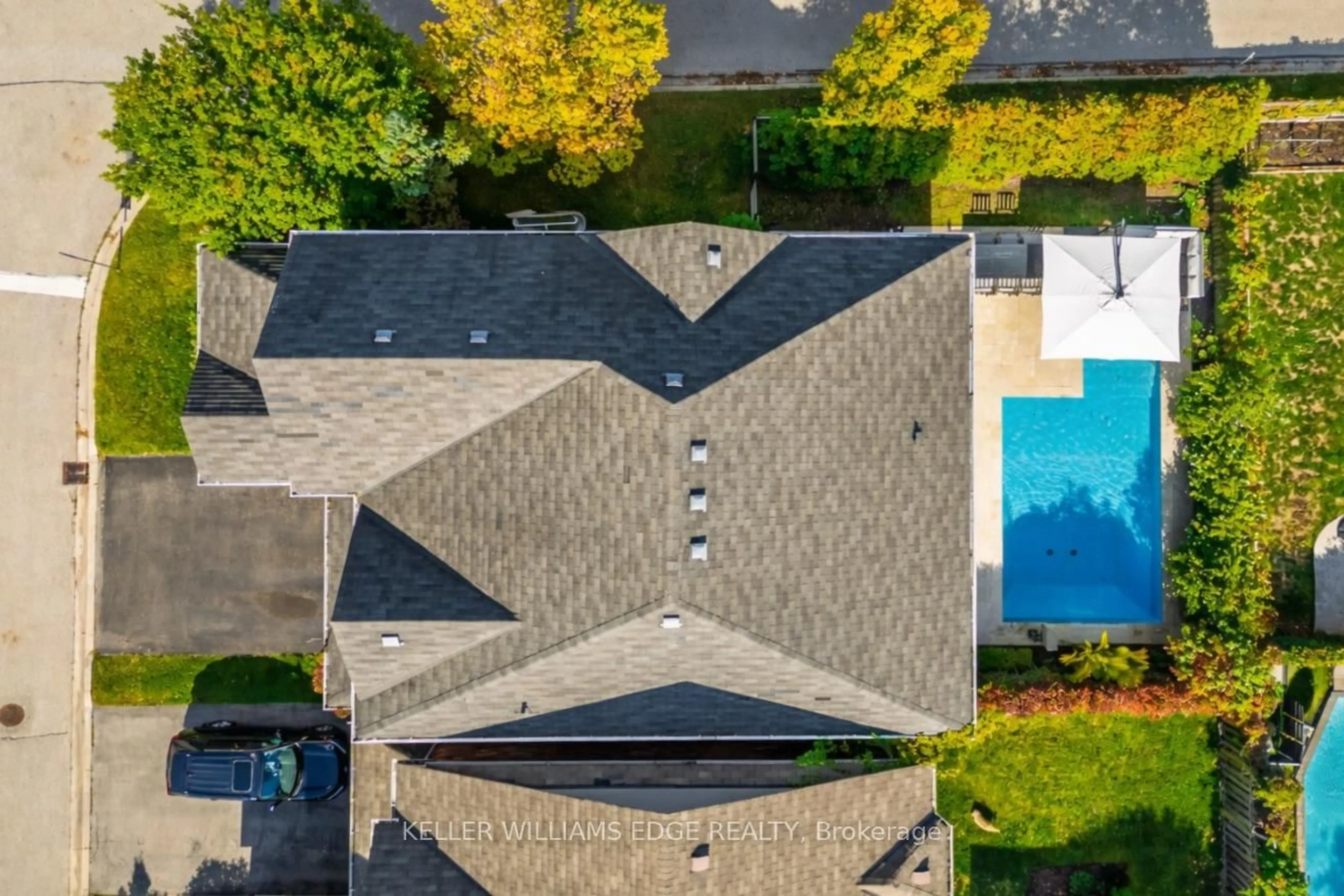 A pic from outside/outdoor area/front of a property/back of a property/a pic from drone, unknown for 5444 SUNDIAL Rd, Burlington Ontario L7L 7N1
