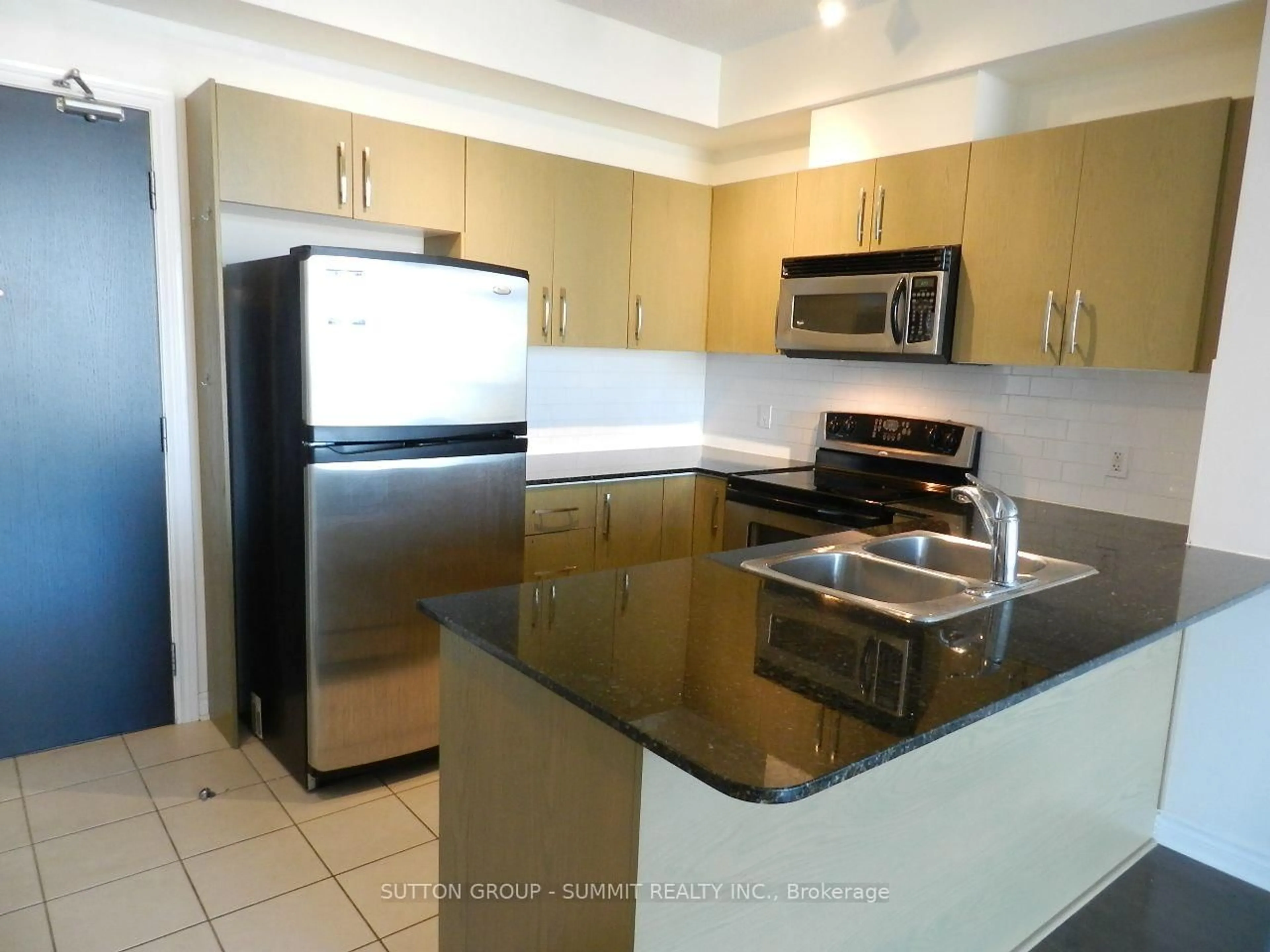Standard kitchen, ceramic/tile floor for 3504 HURONTARIO St #1003, Mississauga Ontario L5B 1P2