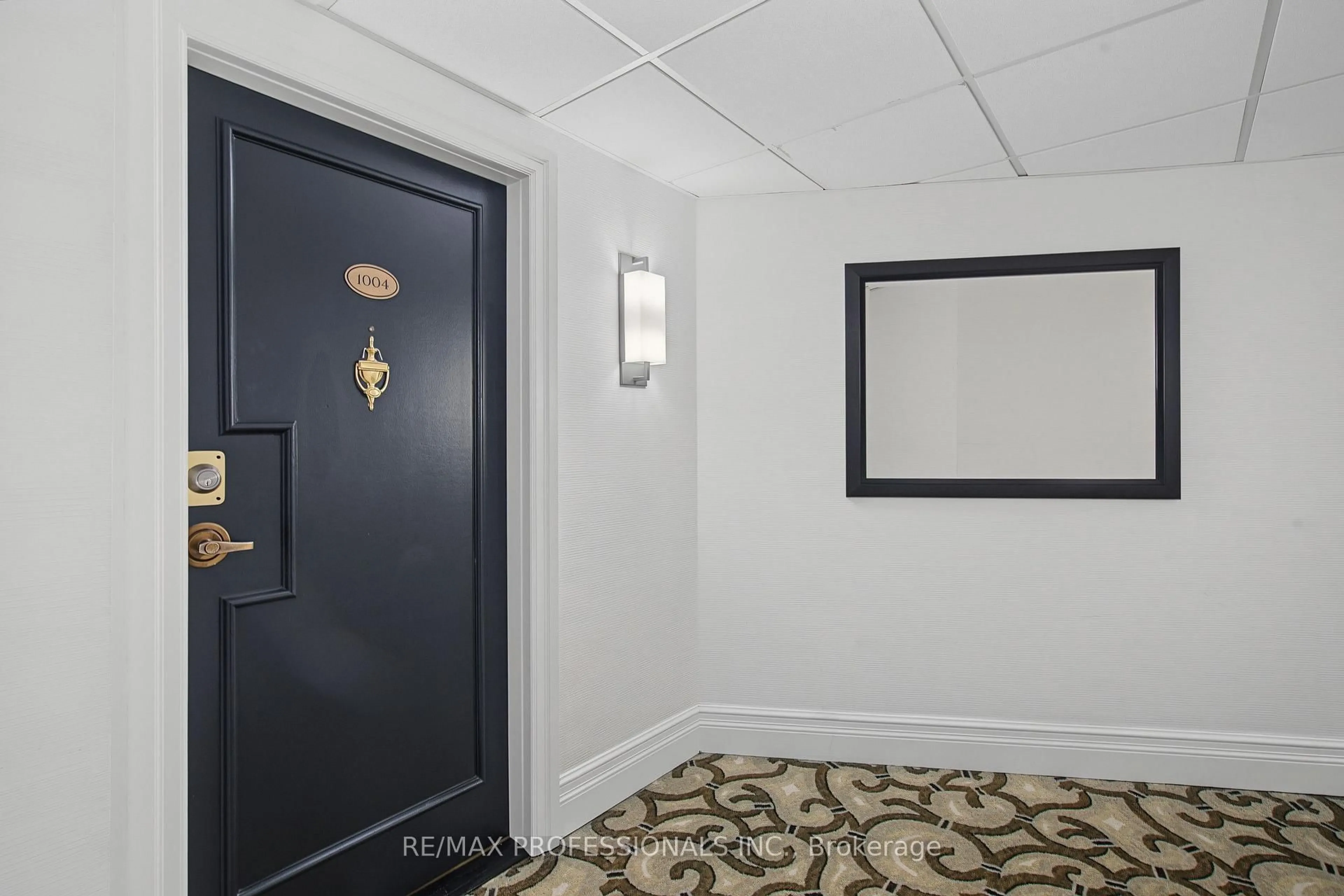 Indoor foyer for 2010 Islington Ave #1004, Toronto Ontario M9P 3S8