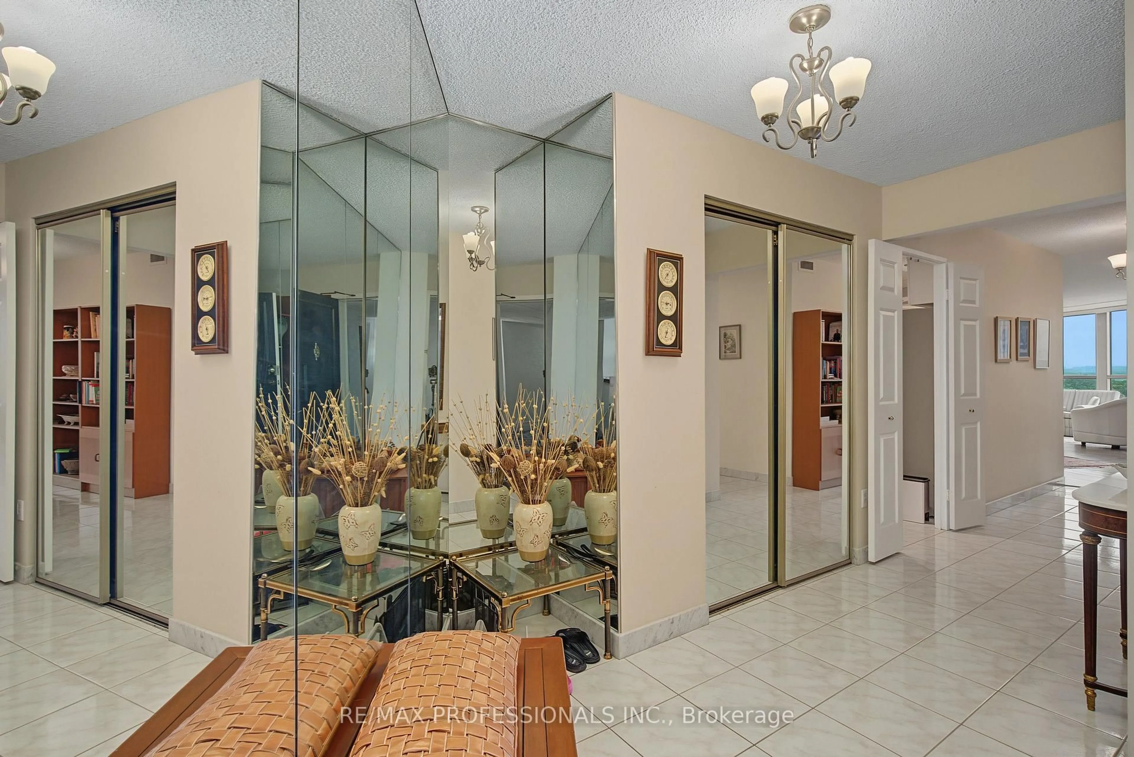 Indoor foyer for 2010 Islington Ave #1004, Toronto Ontario M9P 3S8
