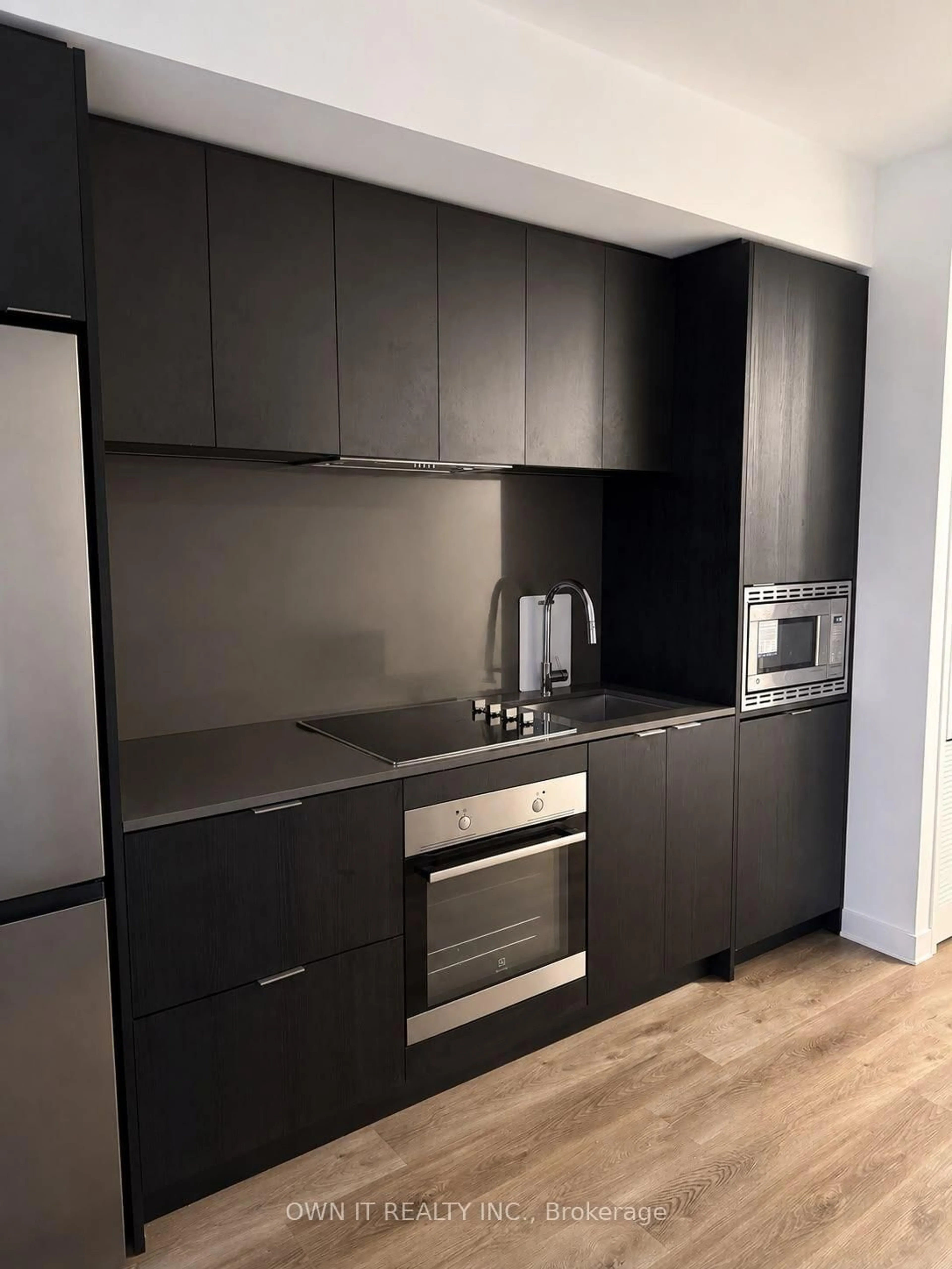 Standard kitchen, wood/laminate floor for 86 Dundas St #403, Mississauga Ontario L5B 1H3