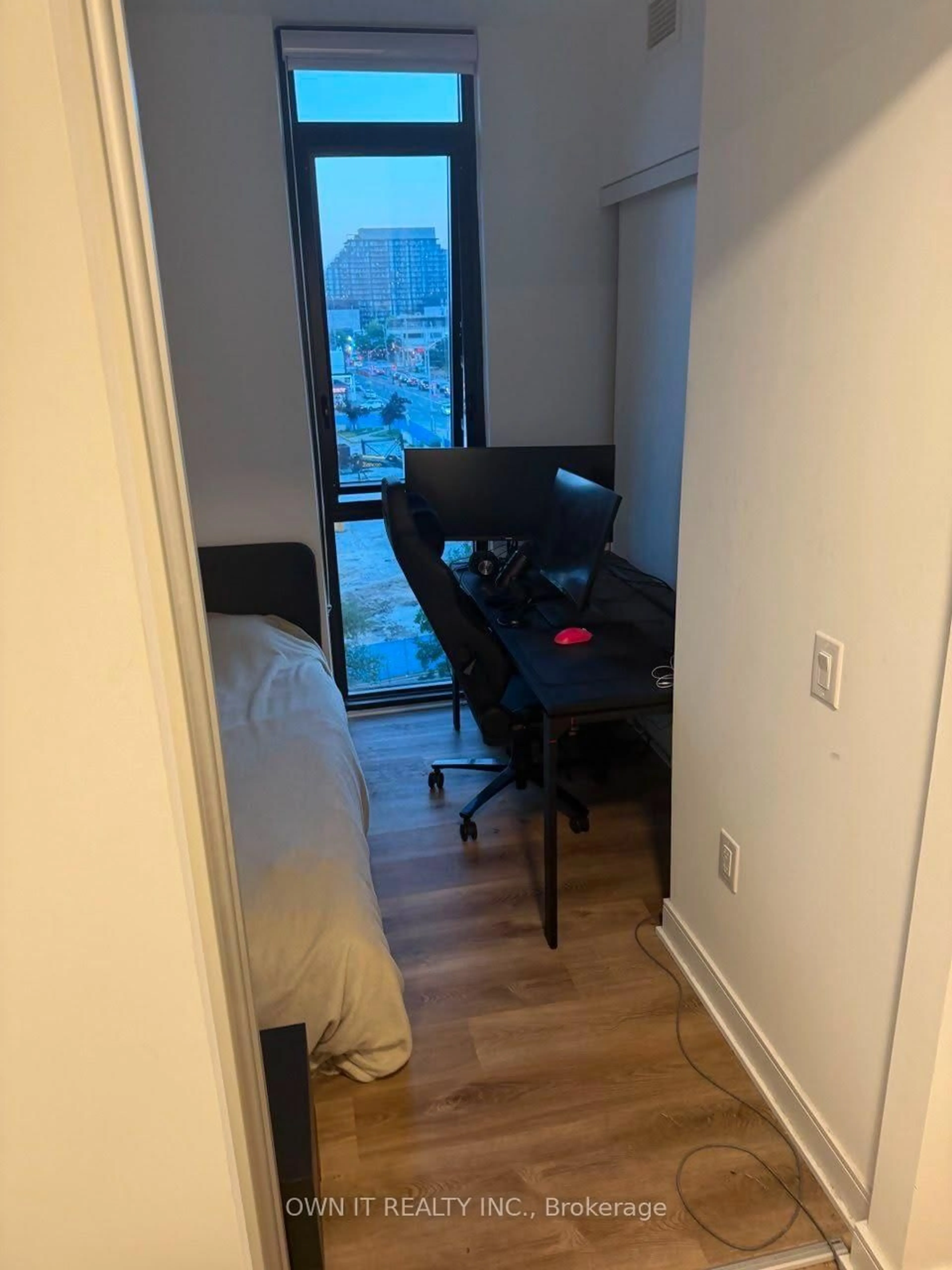 A pic of a room for 86 Dundas St #403, Mississauga Ontario L5B 1H3