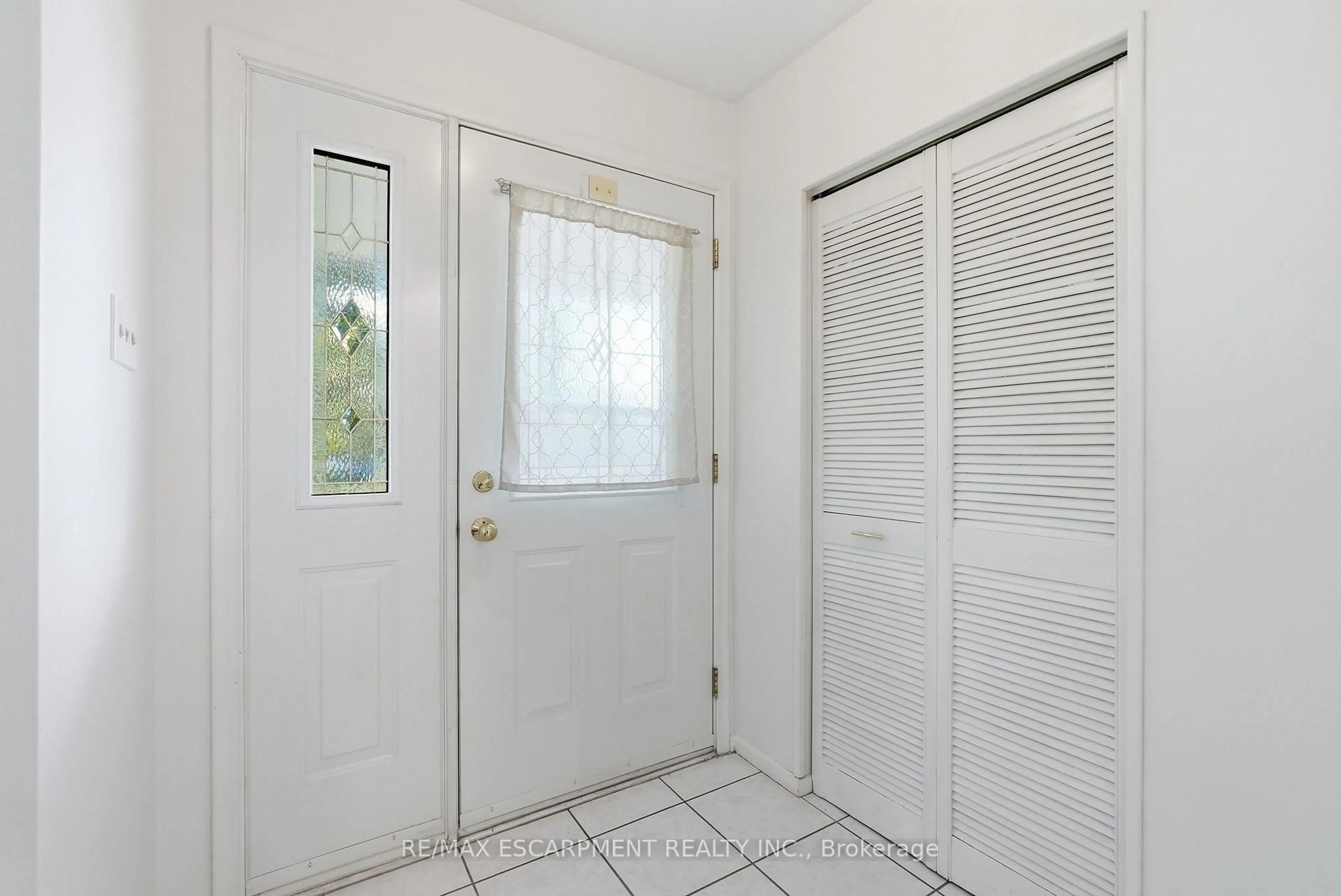 Indoor entryway for 2469 Padstow Cres, Mississauga Ontario L5J 2G2