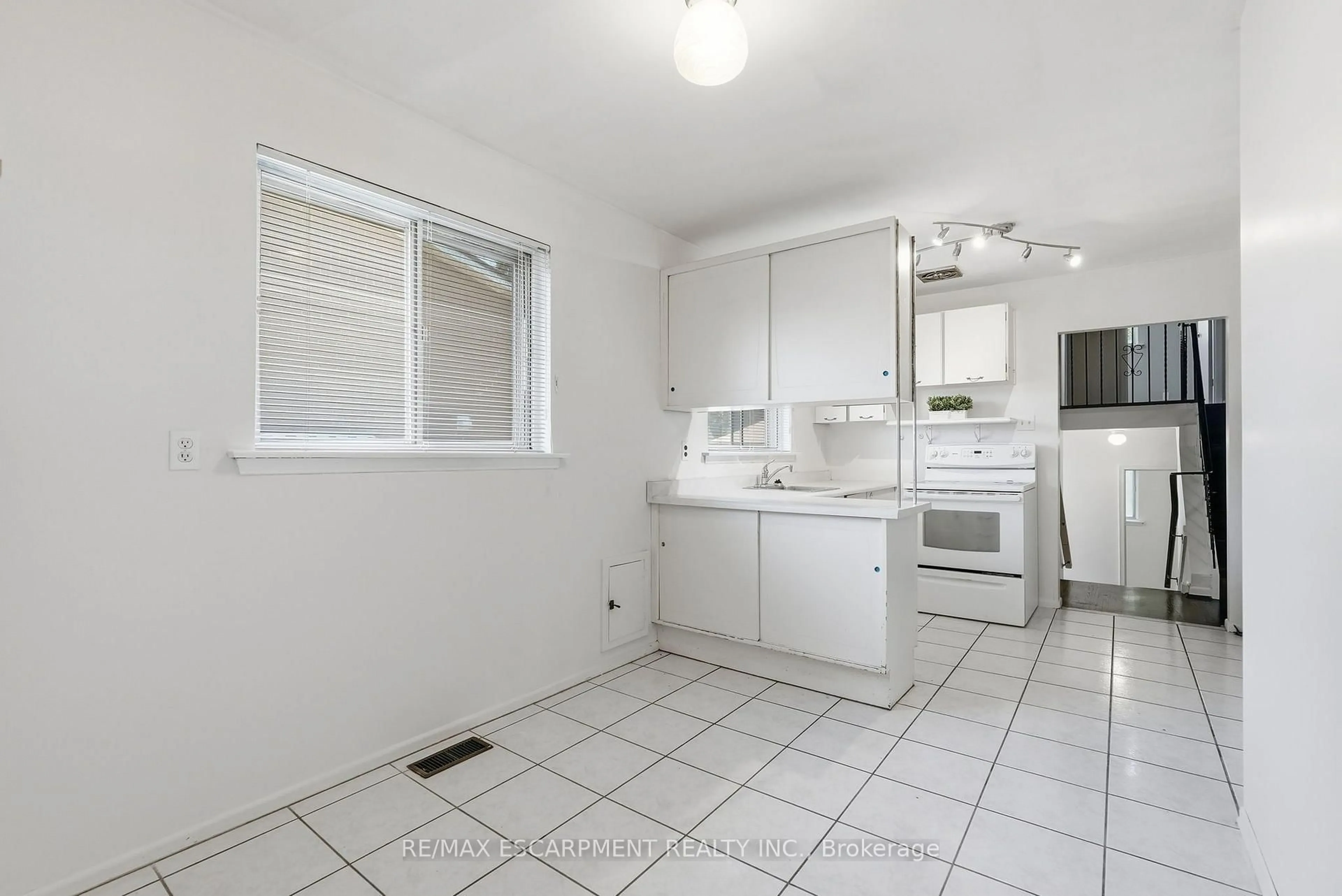 Standard kitchen, unknown for 2469 Padstow Cres, Mississauga Ontario L5J 2G2
