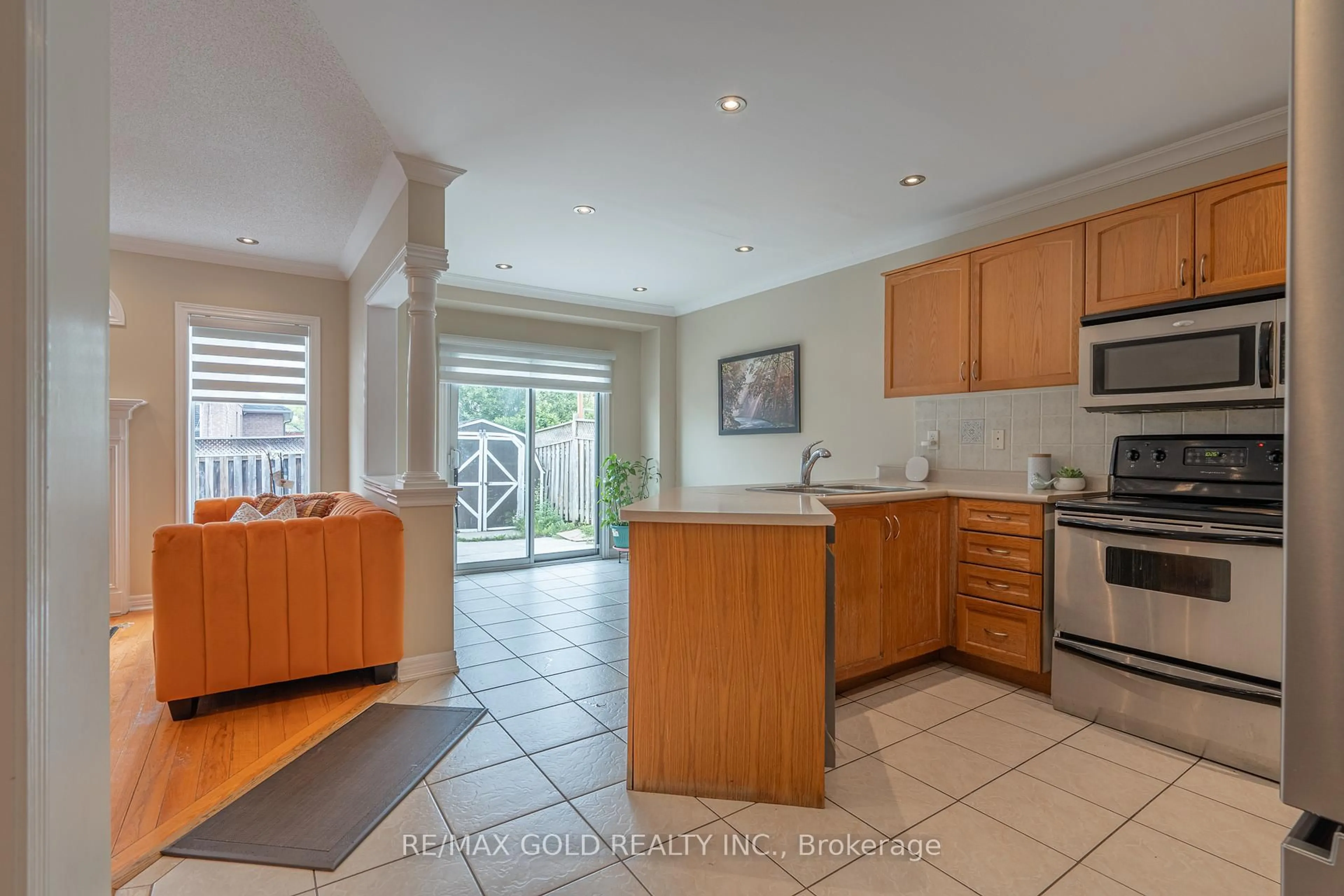 Open concept kitchen, ceramic/tile floor for 409 Fernforest Dr, Brampton Ontario L6R 3B6