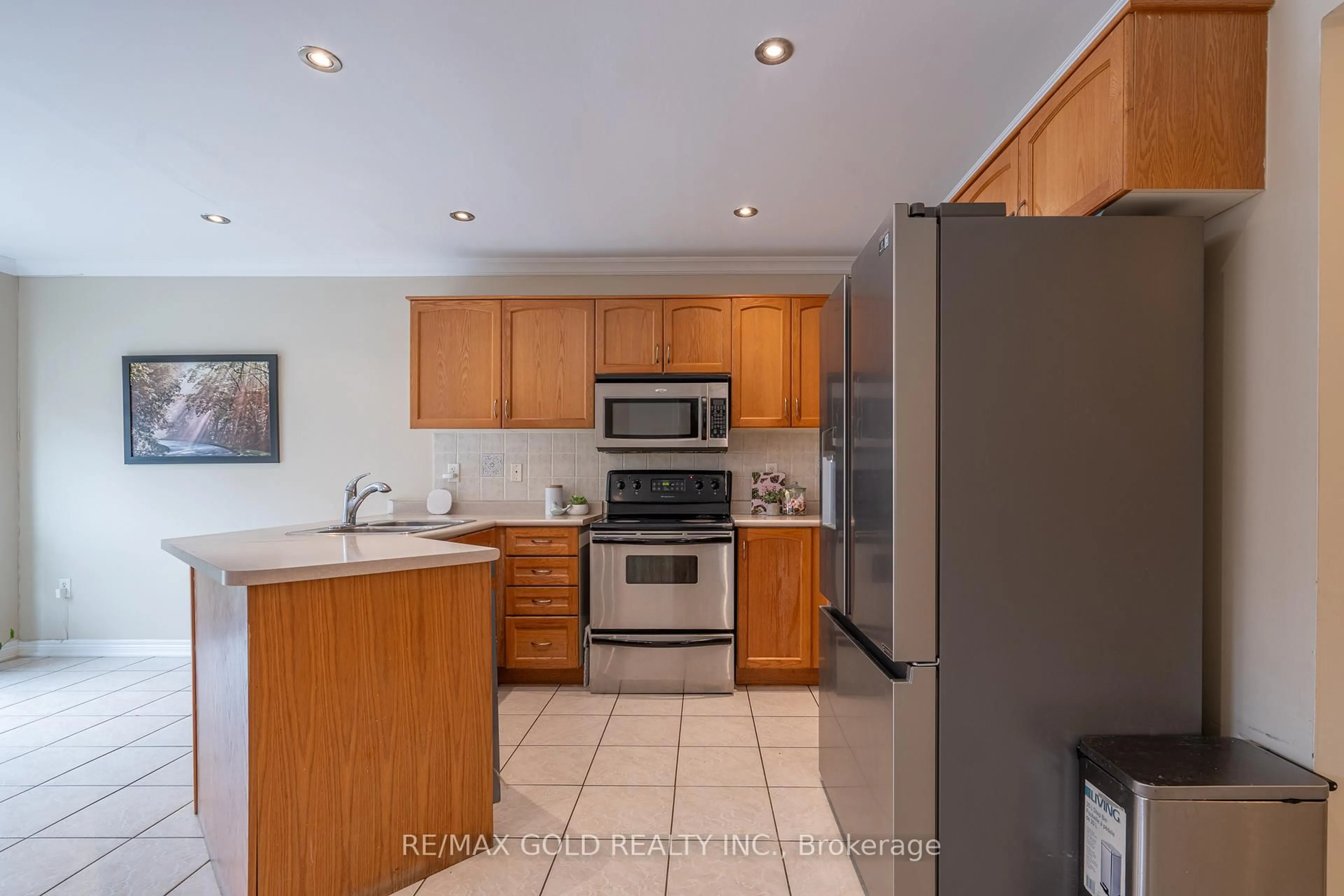 Standard kitchen, ceramic/tile floor for 409 Fernforest Dr, Brampton Ontario L6R 3B6