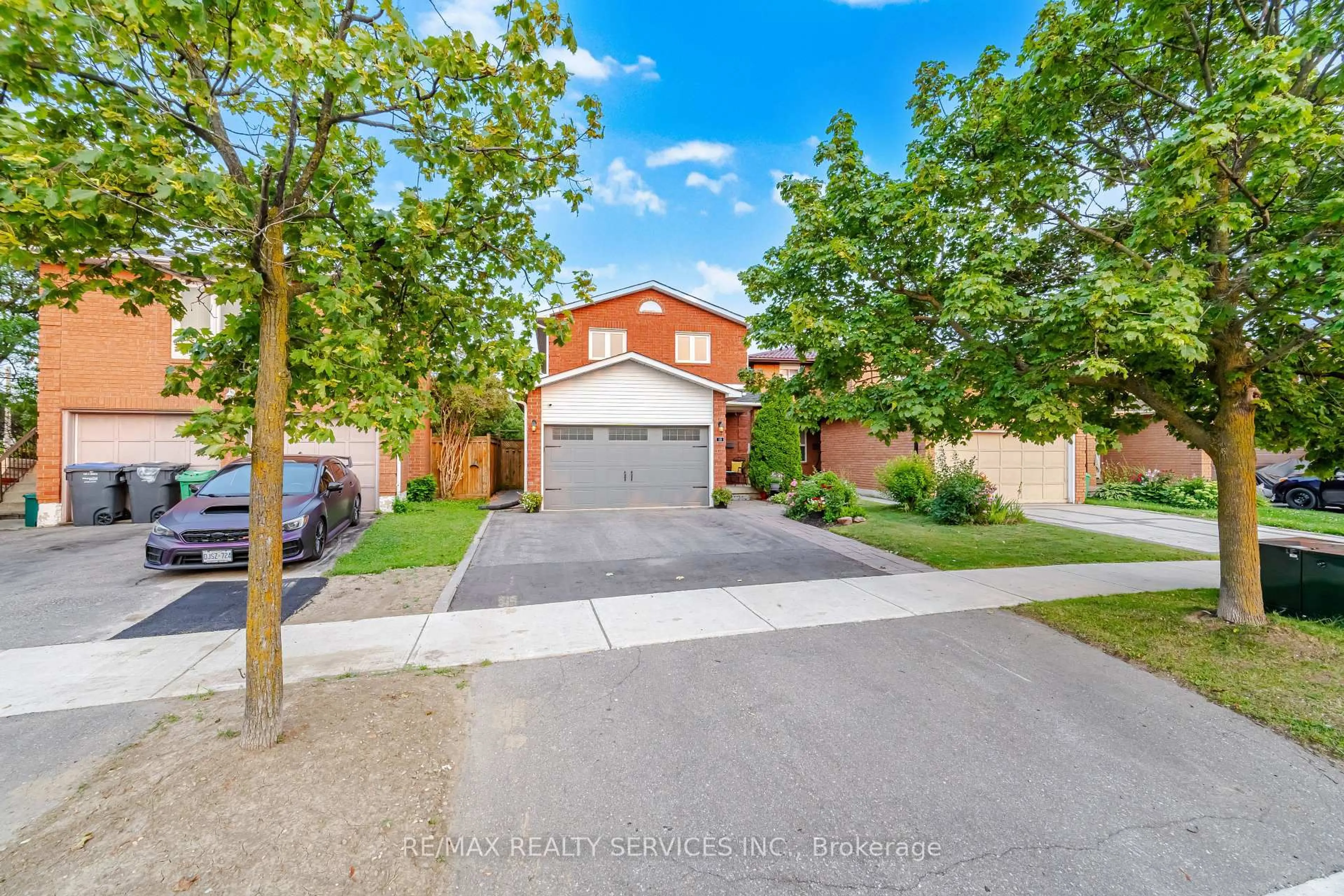 A pic from outside/outdoor area/front of a property/back of a property/a pic from drone, street for 10 Valonia Dr, Brampton Ontario L6V 4J2