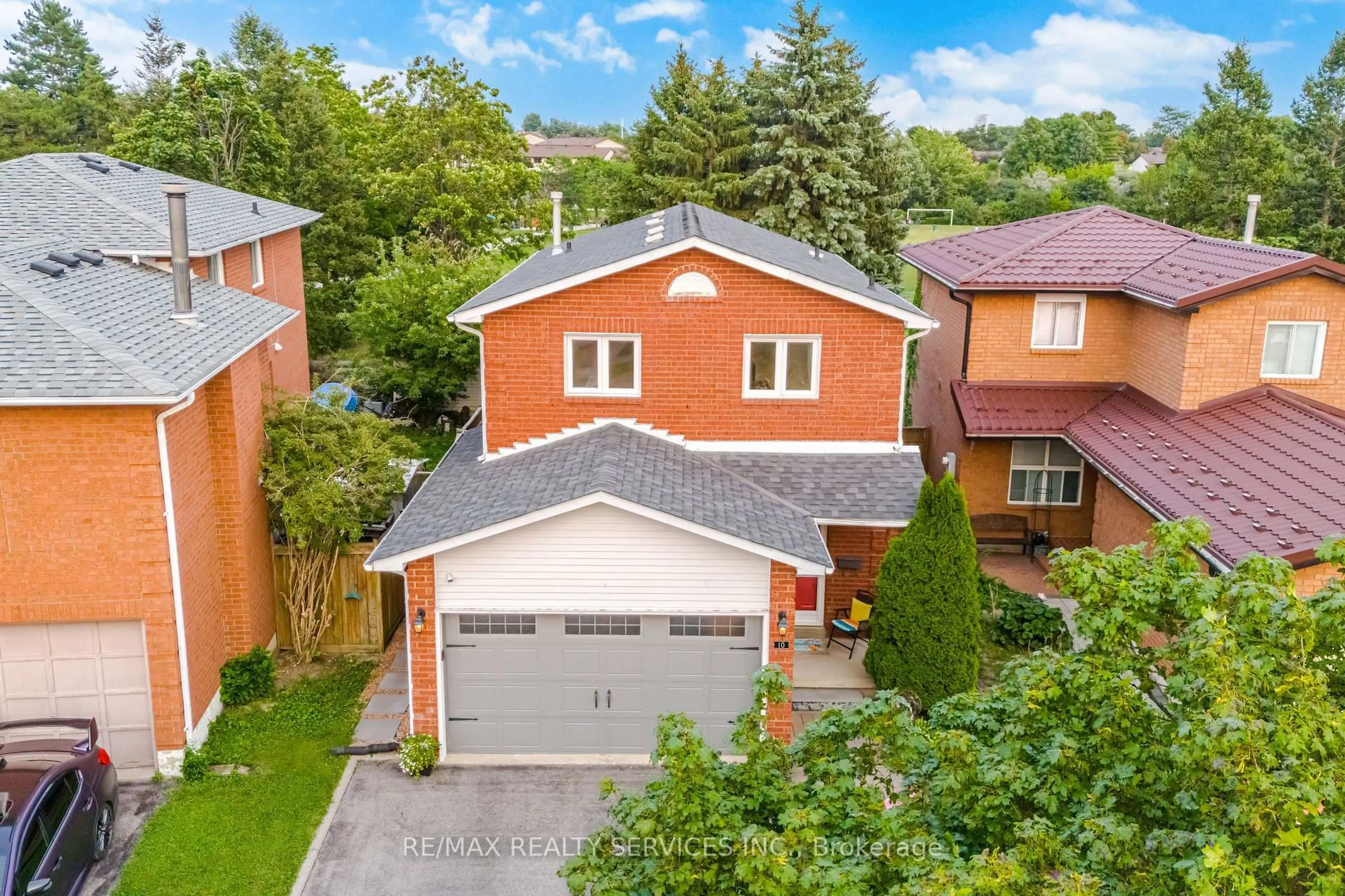 A pic from outside/outdoor area/front of a property/back of a property/a pic from drone, street for 10 Valonia Dr, Brampton Ontario L6V 4J2